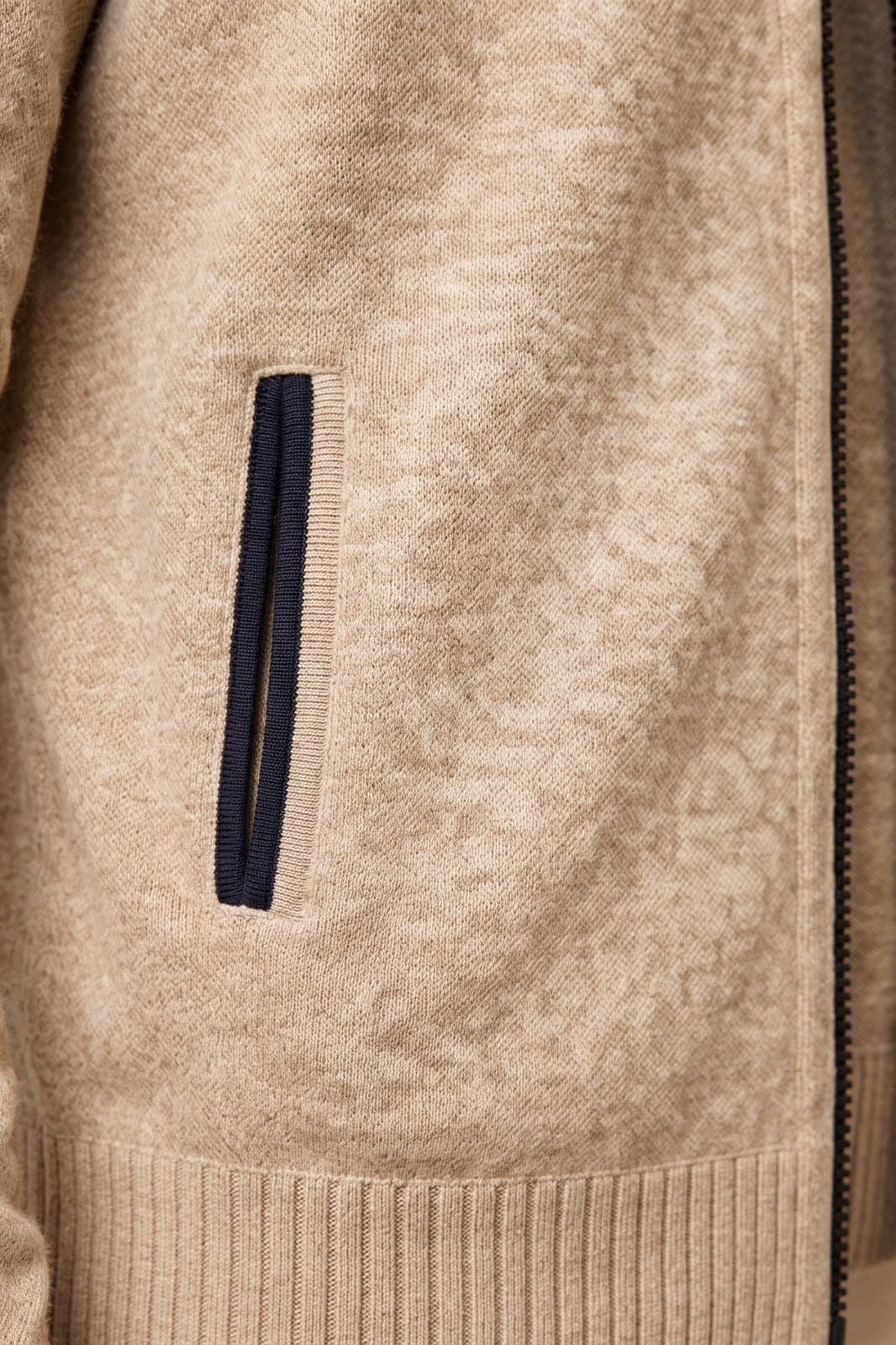 Herren Strickjacke | Stehkragen — Beige — Detailaufnahme — am Modell