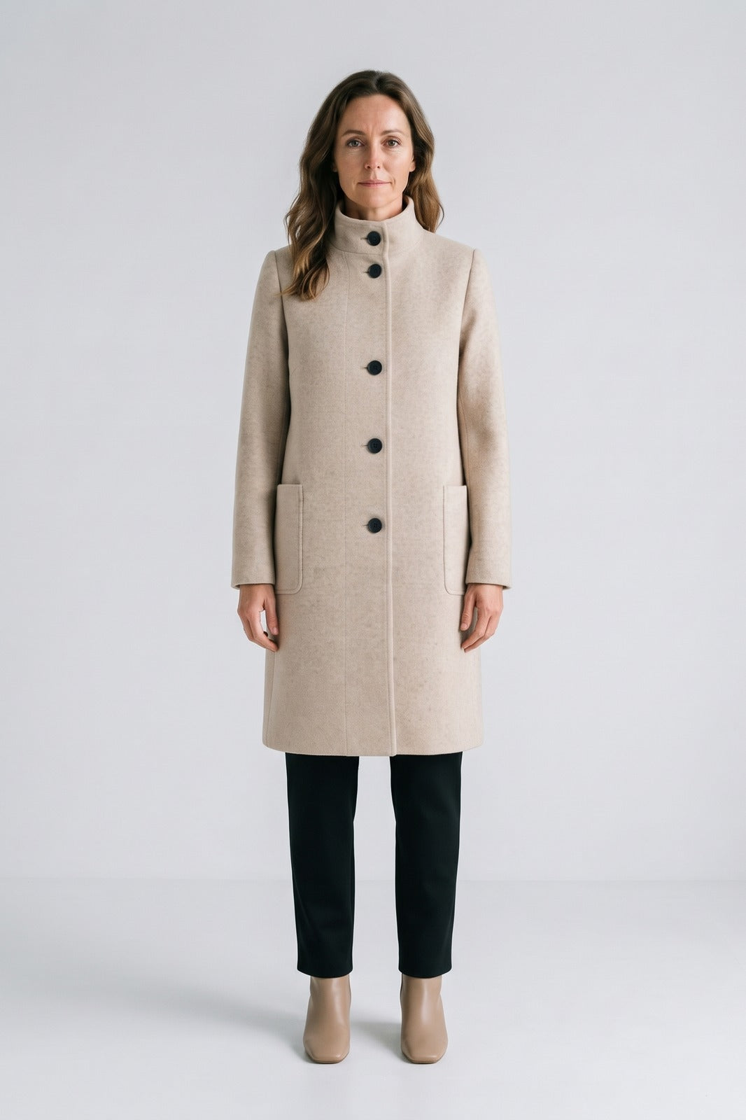Damen Taillierter Mantel | Stehkragen — Beige — Vorderansicht — am Modell