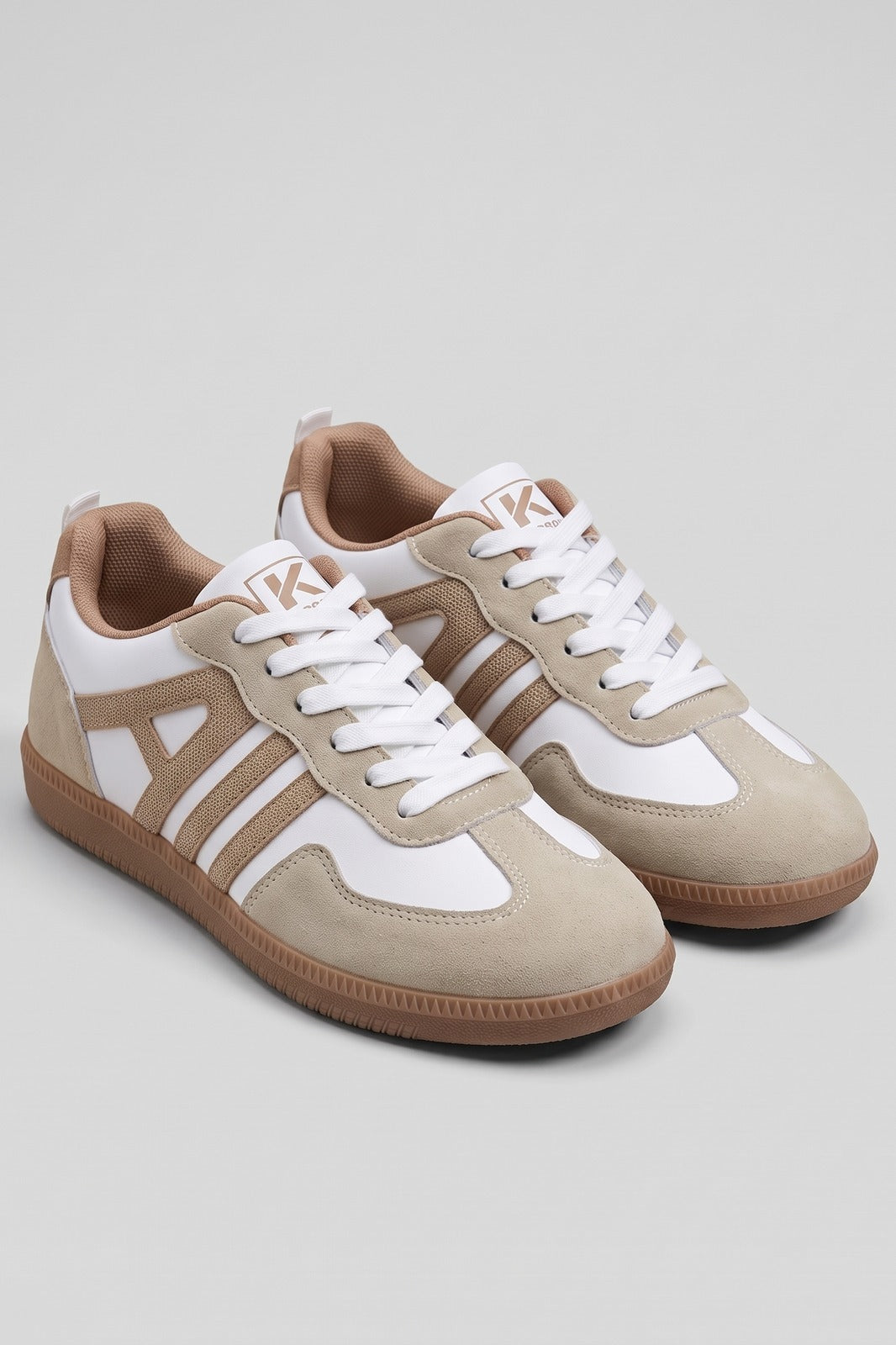 Damen Retro Sneaker | Kontrastsohle — Beige — shoe_detail — am Modell