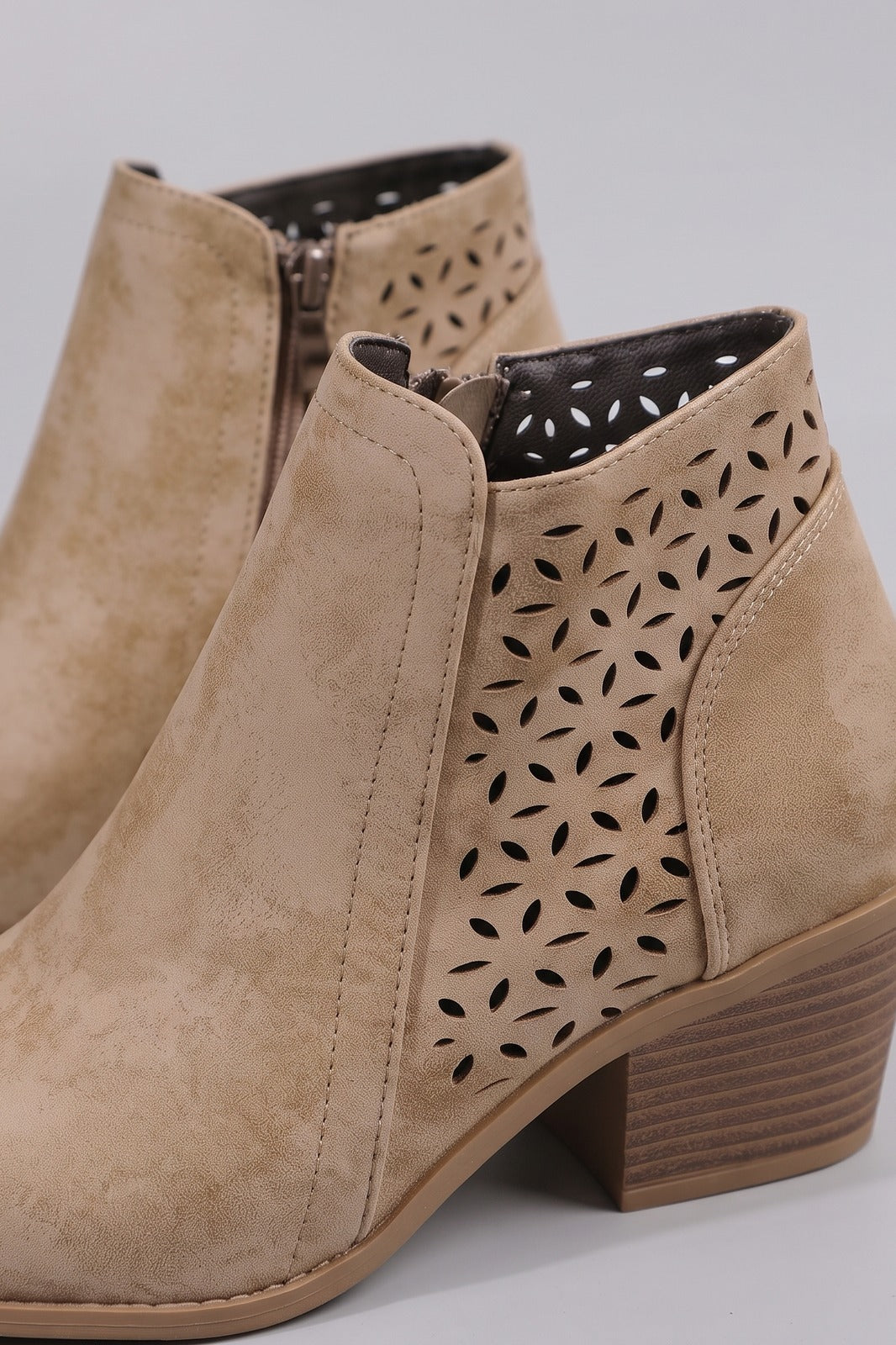 Damen Ankle Boots | Reissverschluss — Beige — shoe_detail — am Modell
