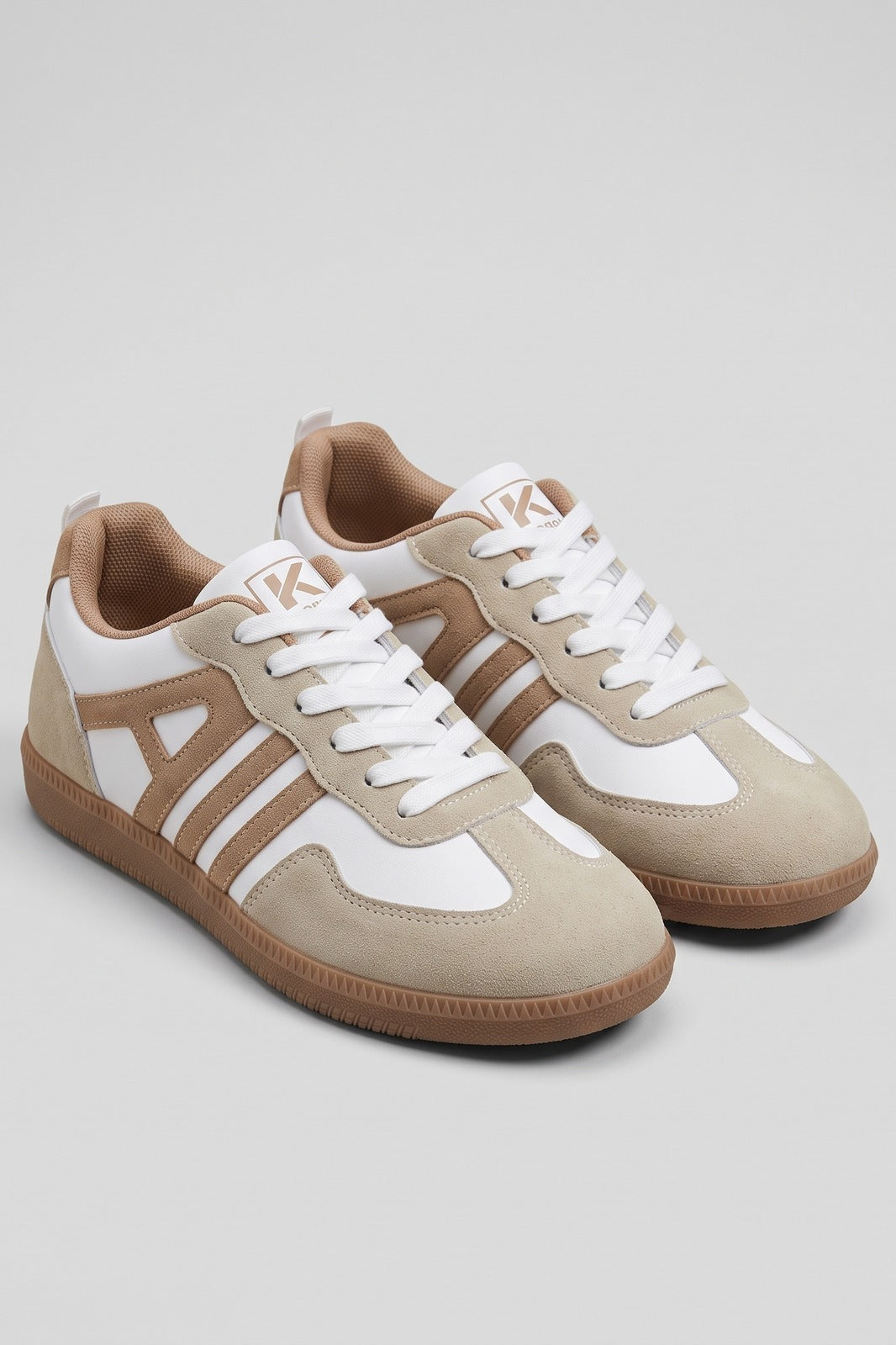 Damen Retro Sneaker | Kontrastsohle — Beige — shoe_main — am Modell