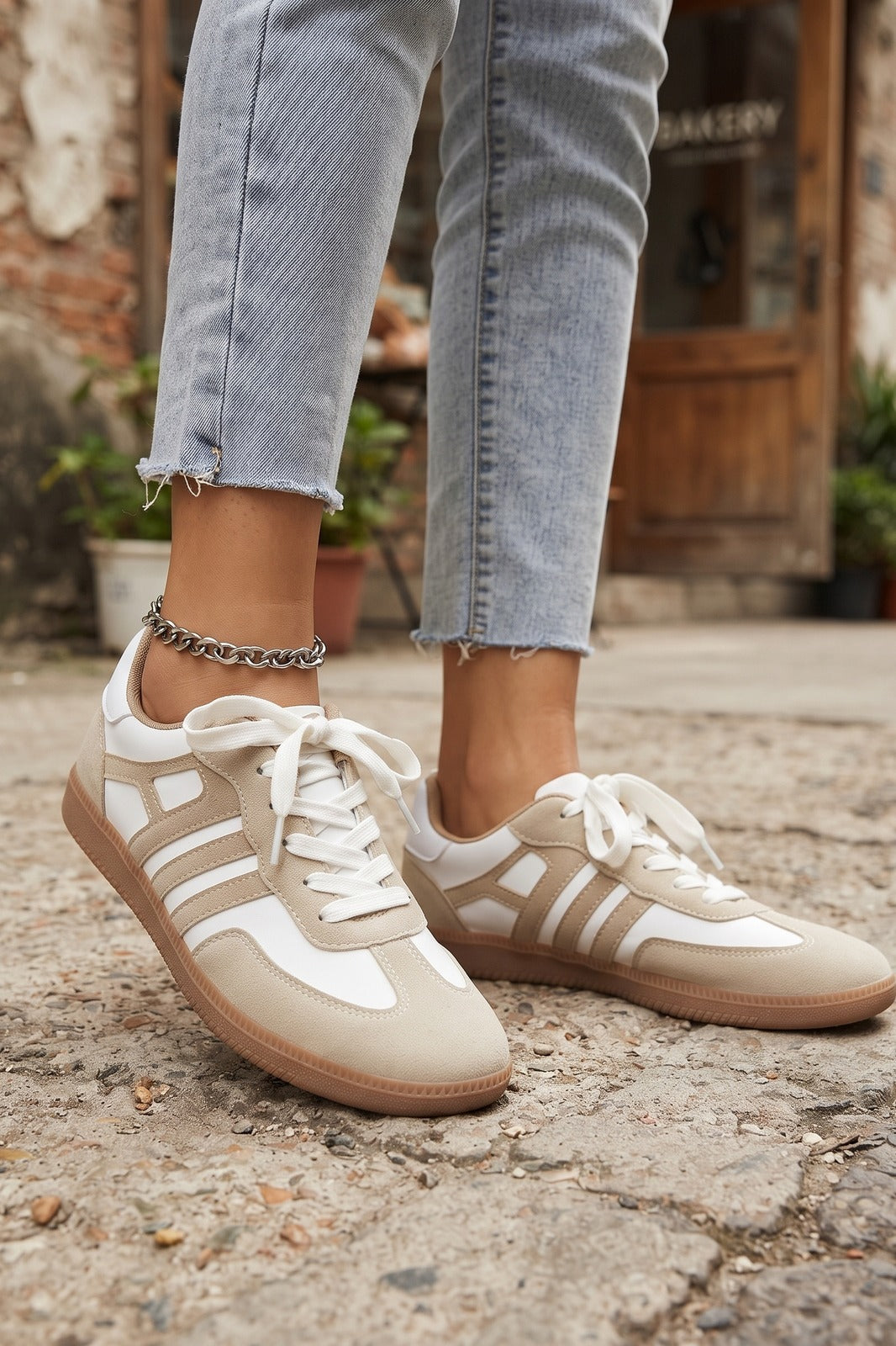 Damen Retro Sneaker | Kontrastsohle — Beige — shoe_worn — am Modell