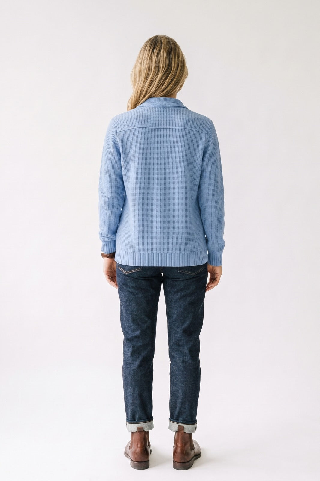 Damen Strickjacke | Lockere Passform — Blau — Rückansicht — am Modell
