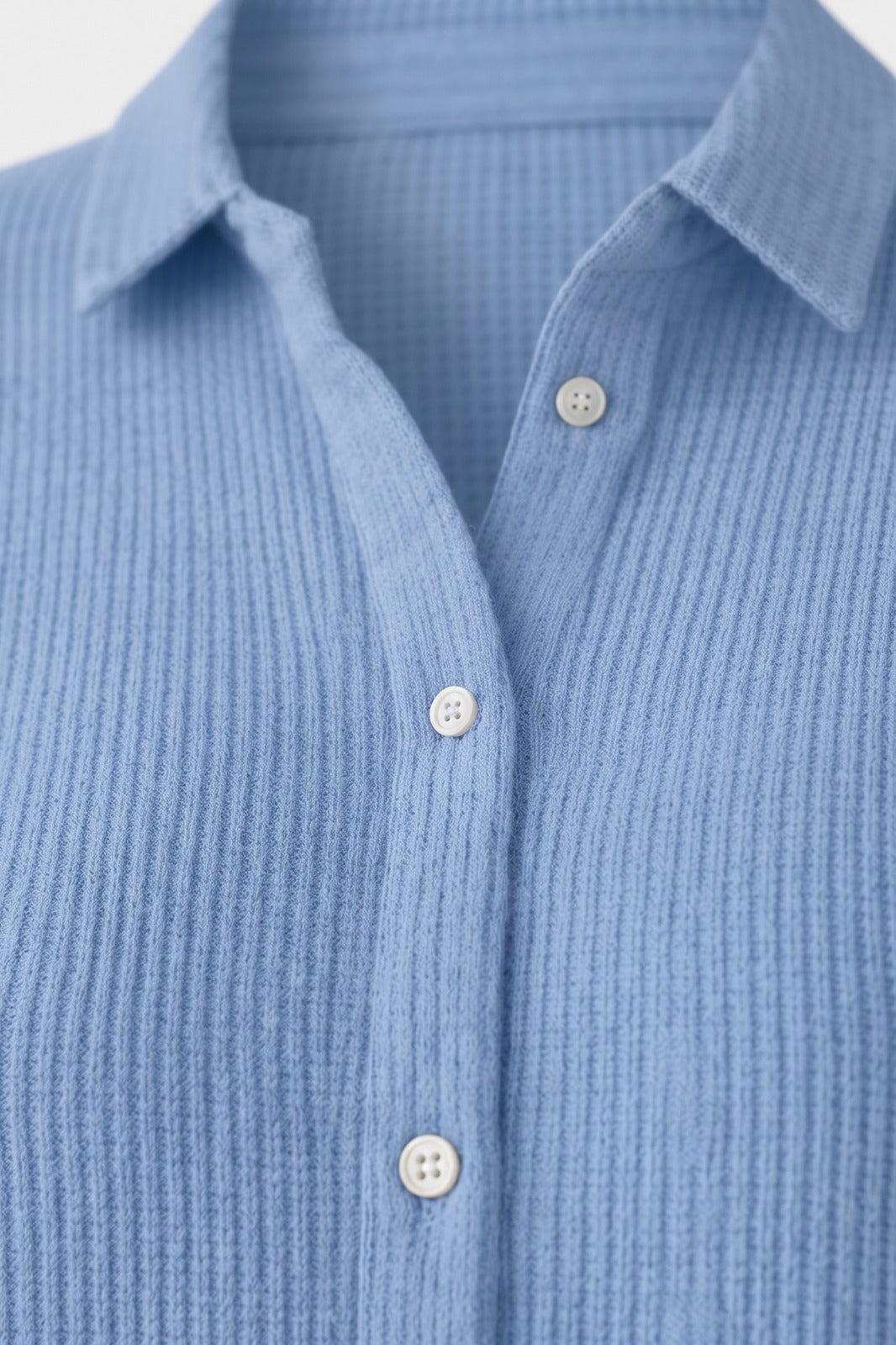 Damen Strickjacke | Lockere Passform — Blau — Detailaufnahme — am Modell