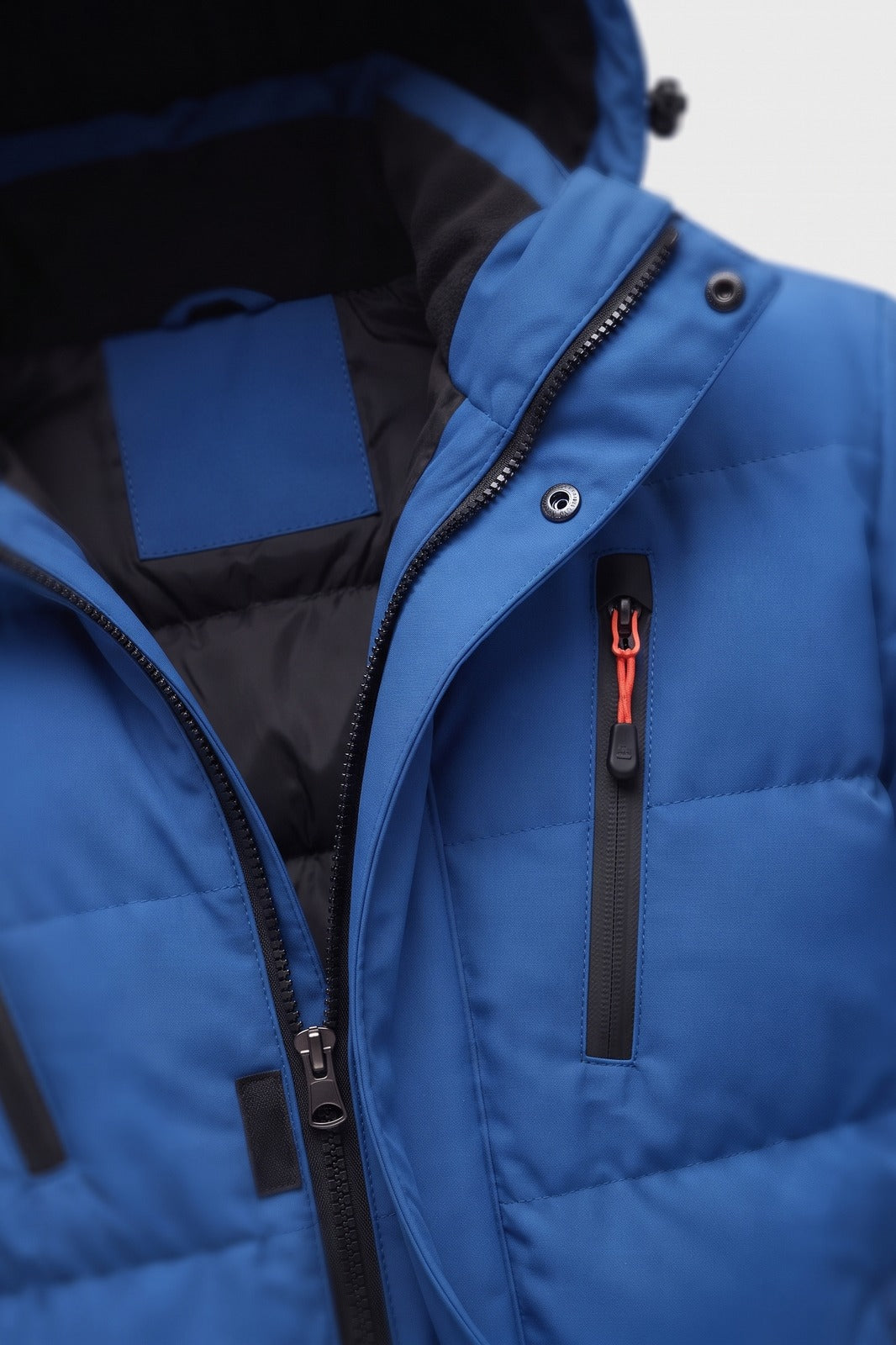 Herren Steppjacke mit Kapuze | Stehkragen — Blau — Detailaufnahme — am Modell