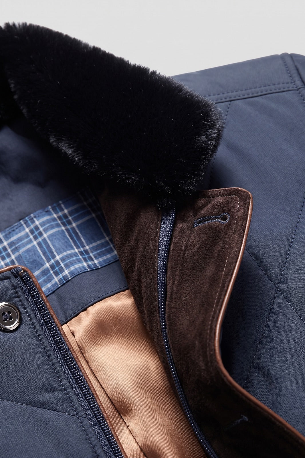 Herren Gesteppte Winterjacke | Stehkragen — Blau — Detailaufnahme — am Modell