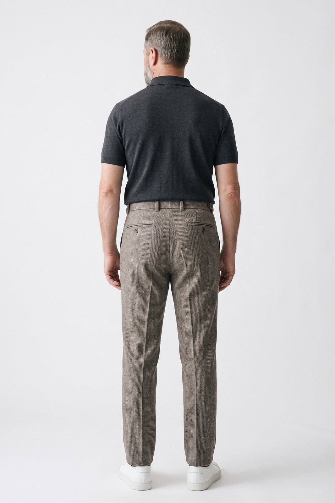 Herren Hose | Gerader Schnitt & Fischgrat — Braun — Rückansicht — am Modell