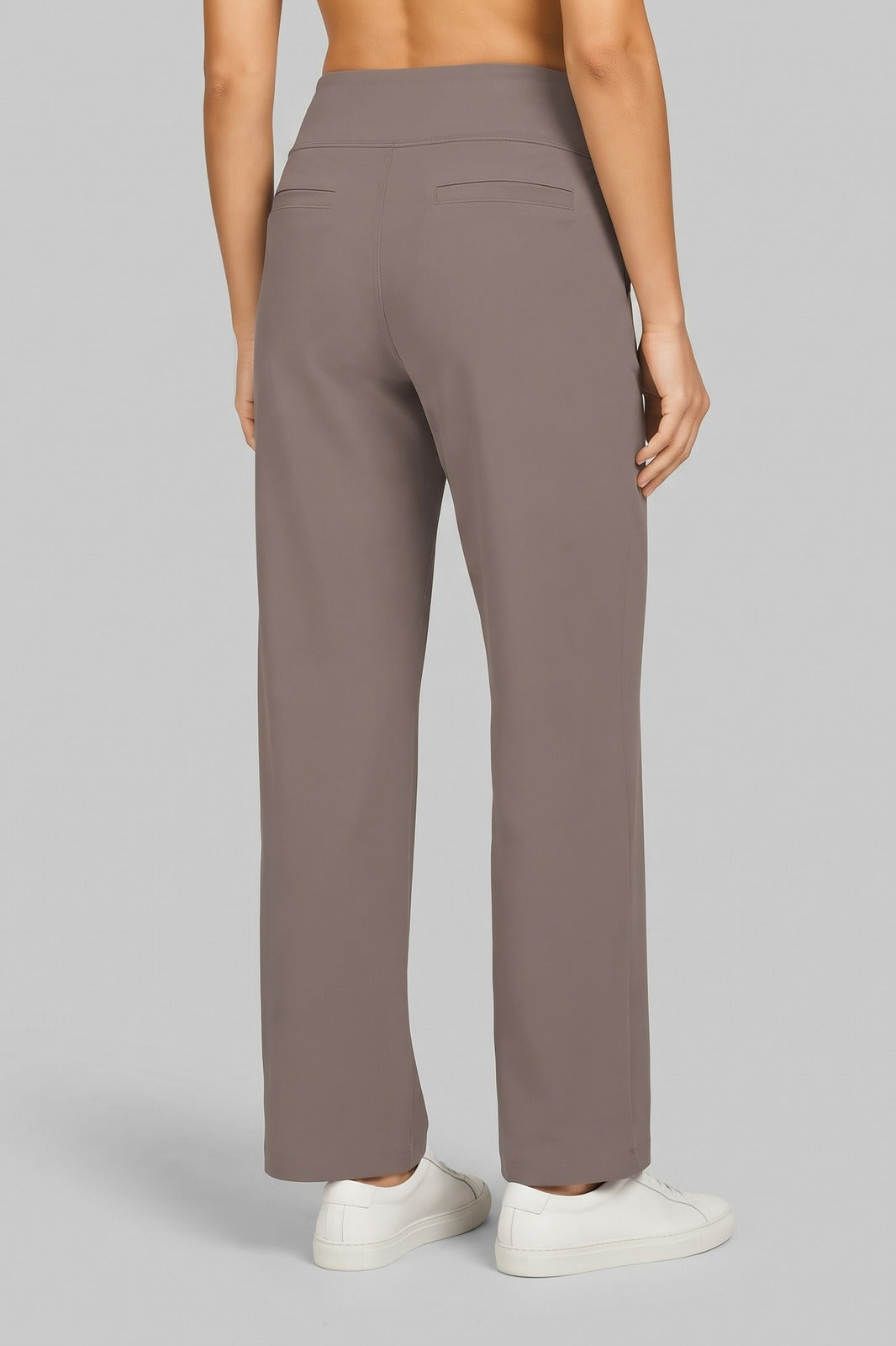 Damen Stretchhose | Hoher Bund — Braun — Rückansicht — am Modell