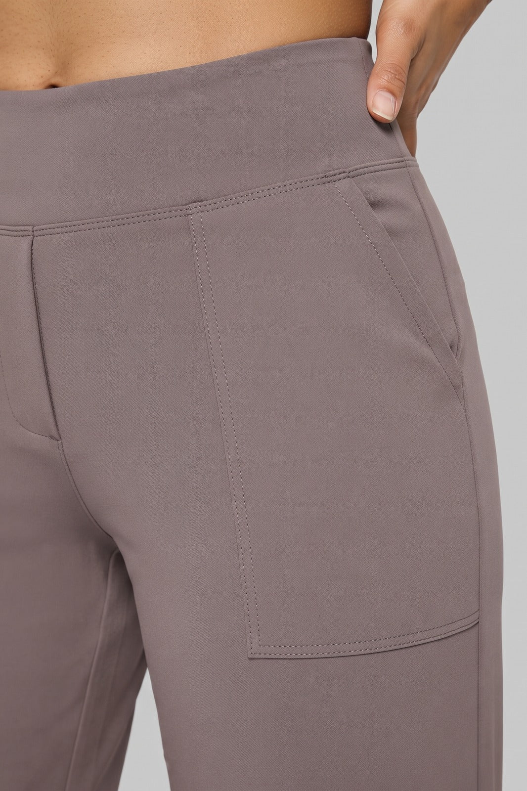Damen Stretchhose | Hoher Bund — Braun — Detailaufnahme — am Modell
