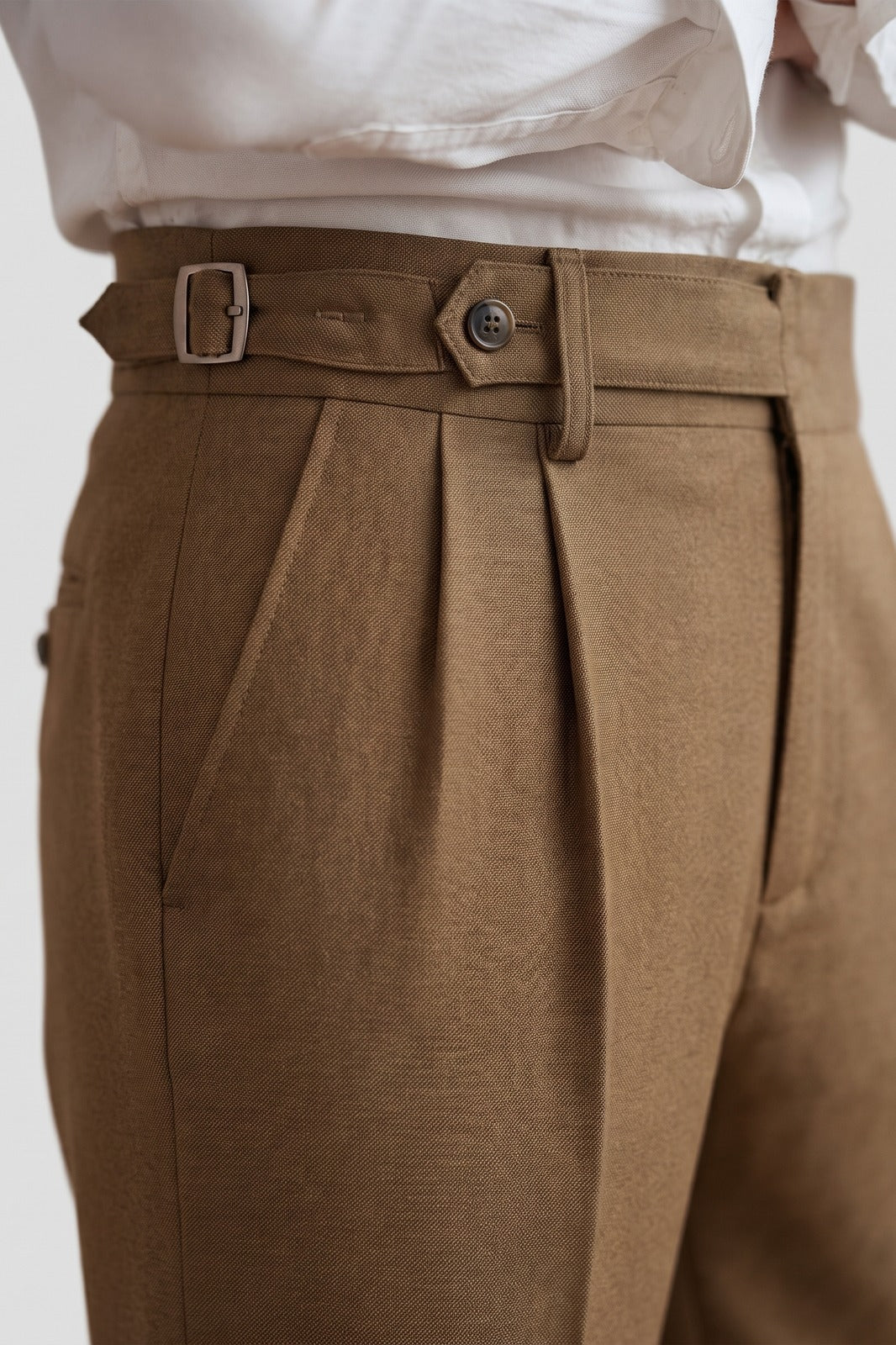 Herren Schmale Anzughose | Slim Fit — Braun — Detailaufnahme — am Modell