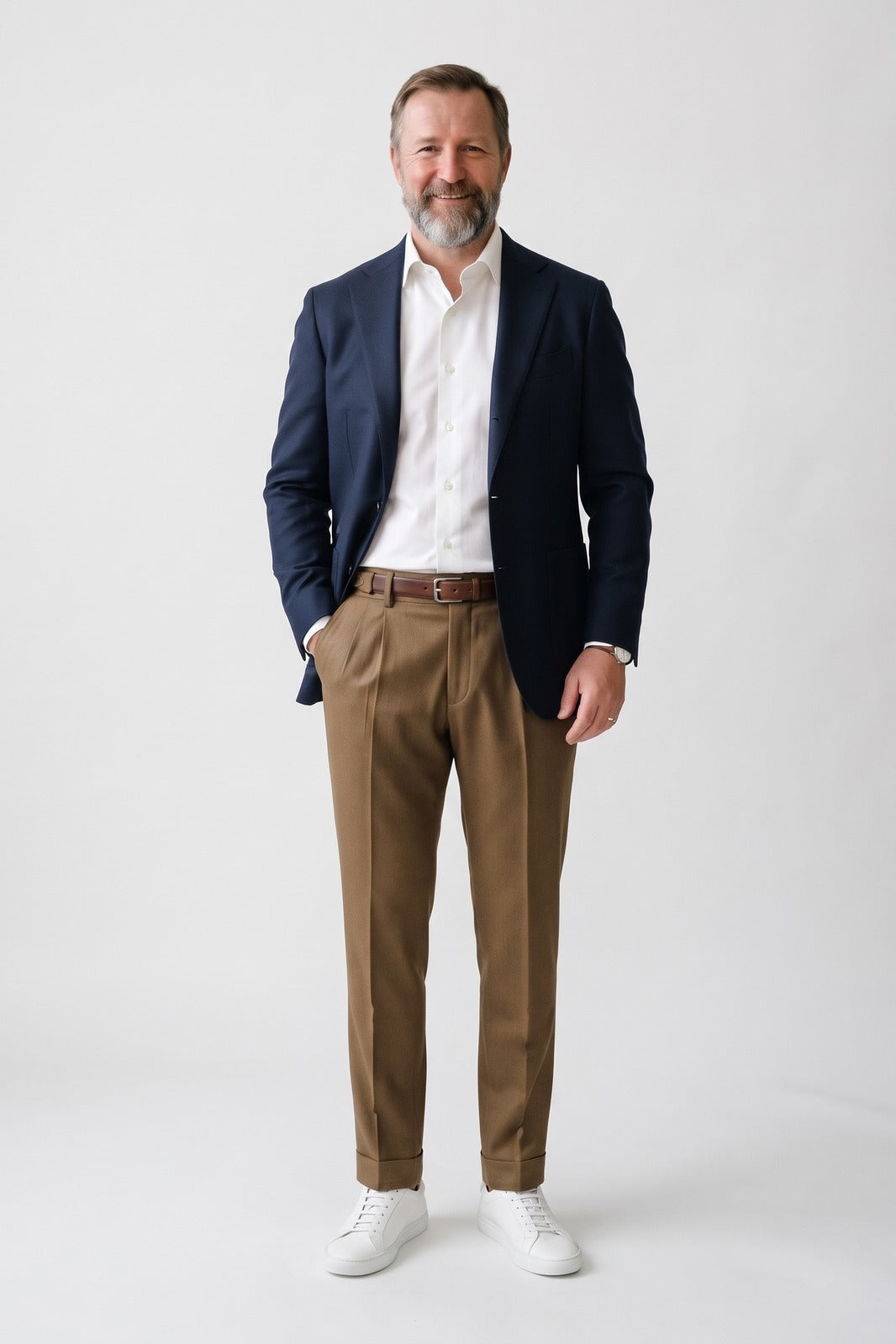 Herren Schmale Anzughose | Slim Fit — Braun — Vorderansicht — am Modell