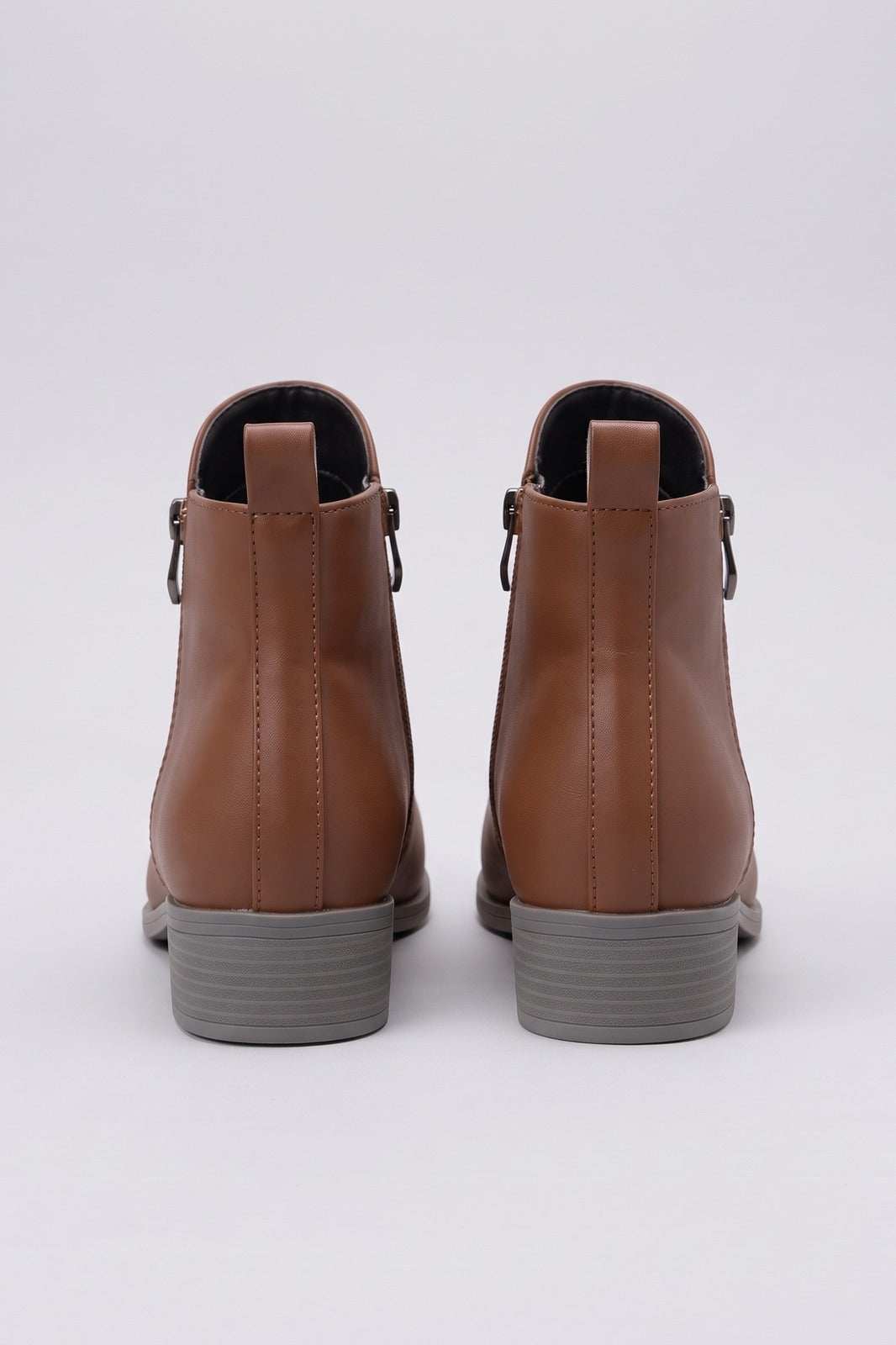 Damen Ankle Boots | Blockabsatz — Braun — shoe_back — am Modell