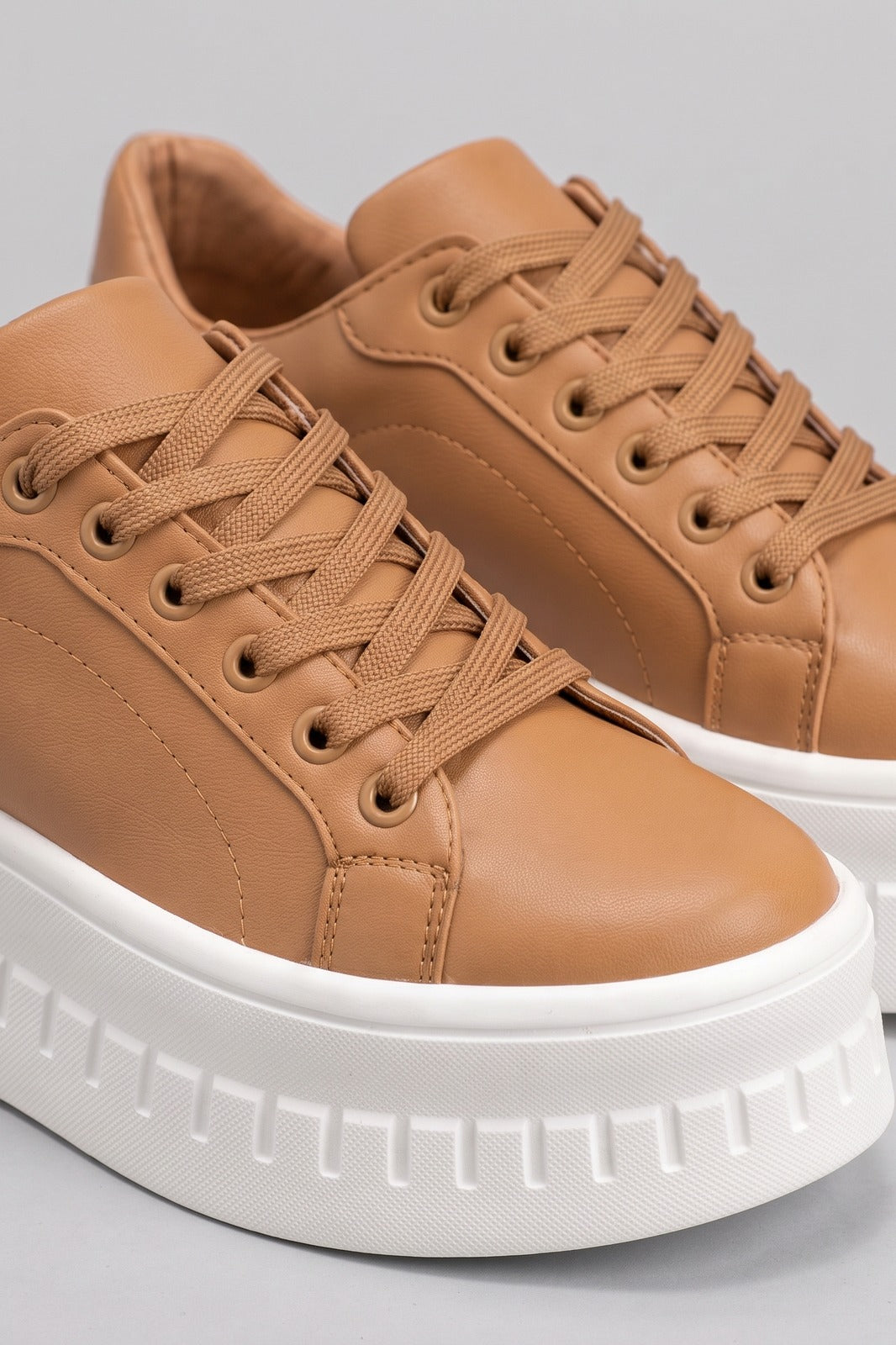 Damen Plateau-Sneaker | Schnürung — Braun — shoe_detail — am Modell