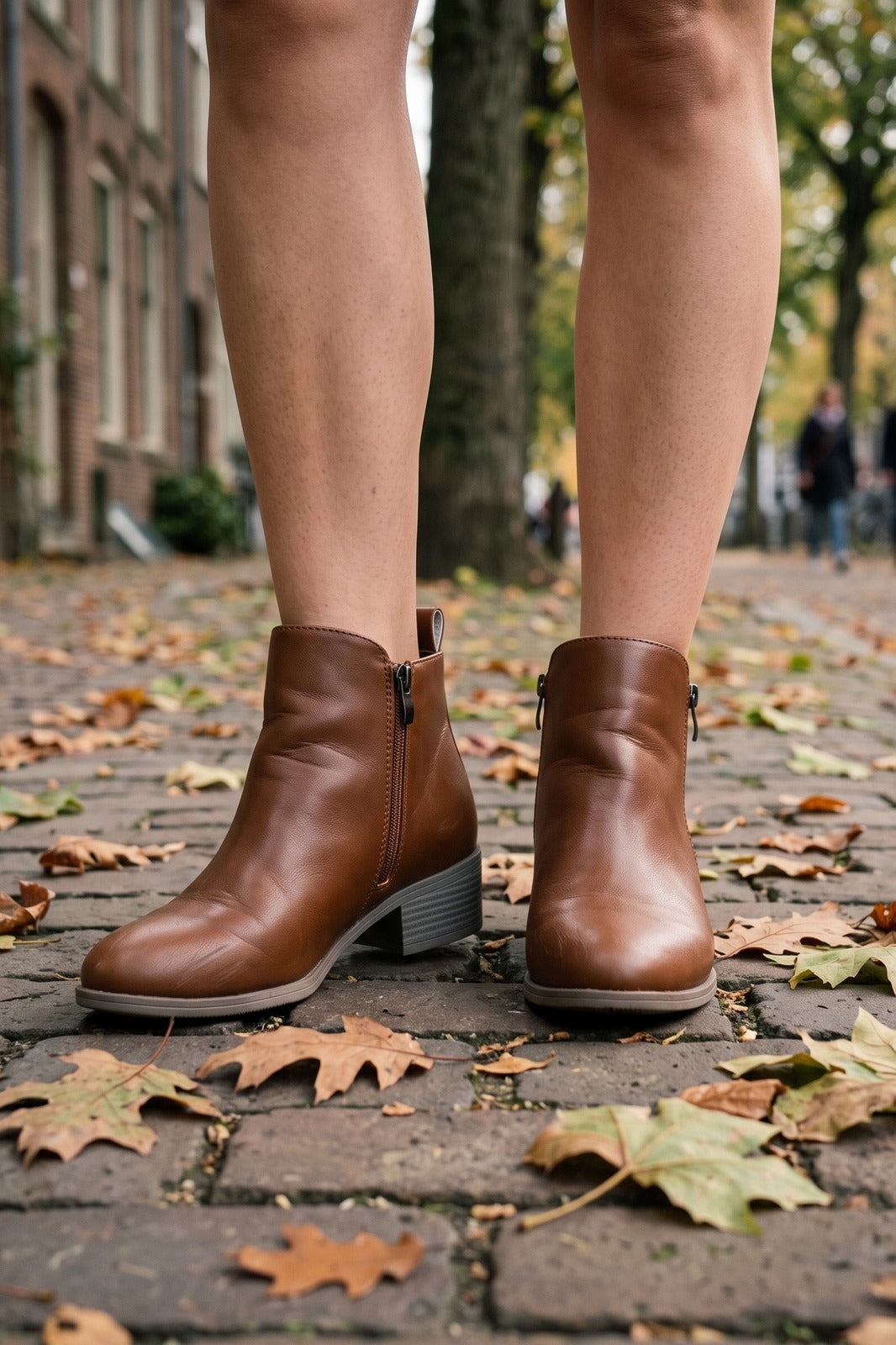 Damen Ankle Boots | Blockabsatz — Braun — shoe_worn — am Modell