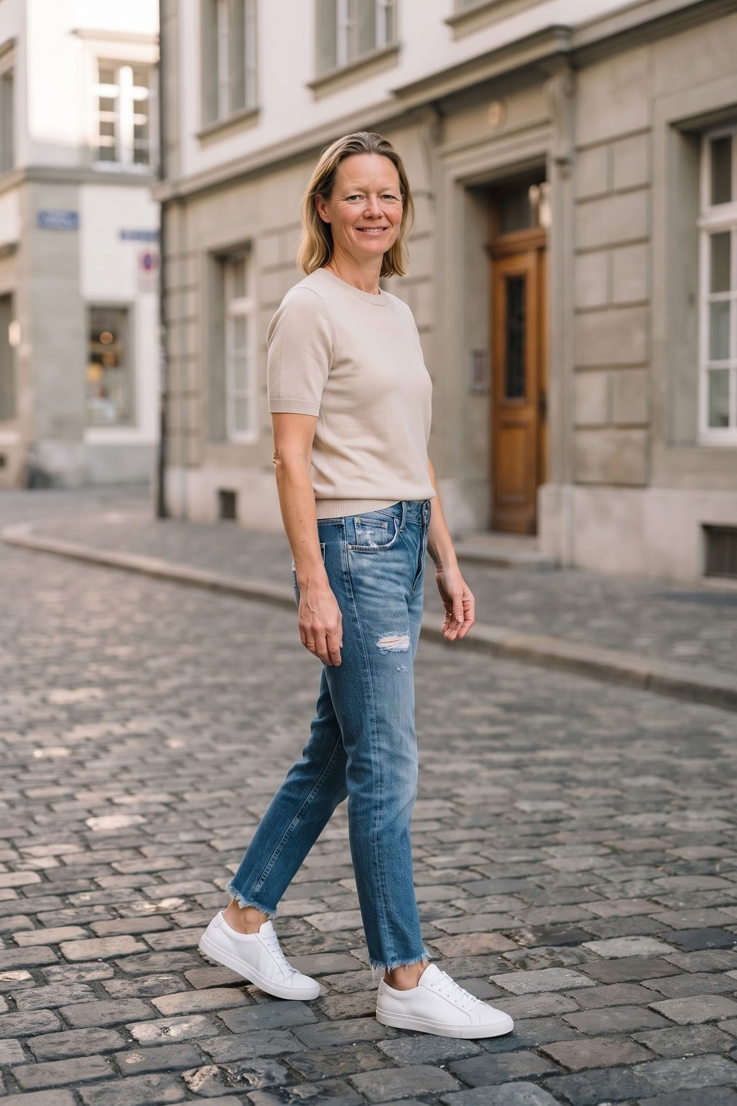 Damen Cropped Jeans | Gerades Bein — Blau — lifestyle — am Modell