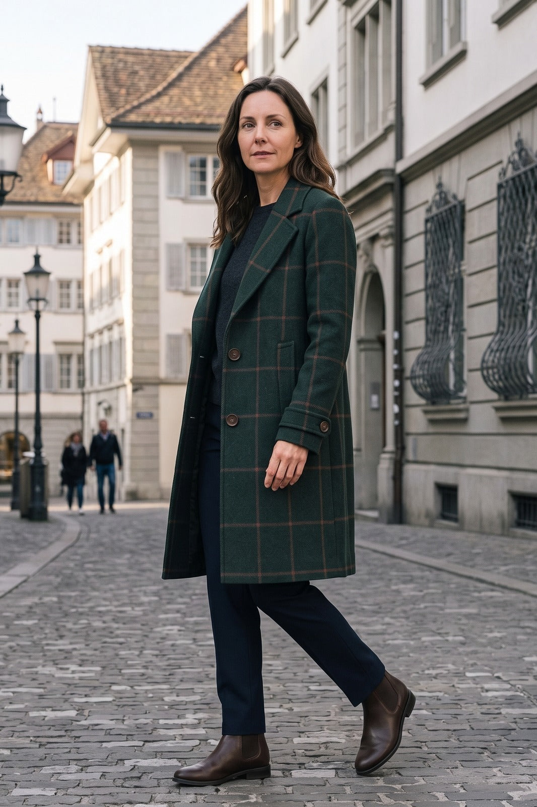 Damen Karierter Mantel | Retro Revers — Dunkelgrün — lifestyle — am Modell