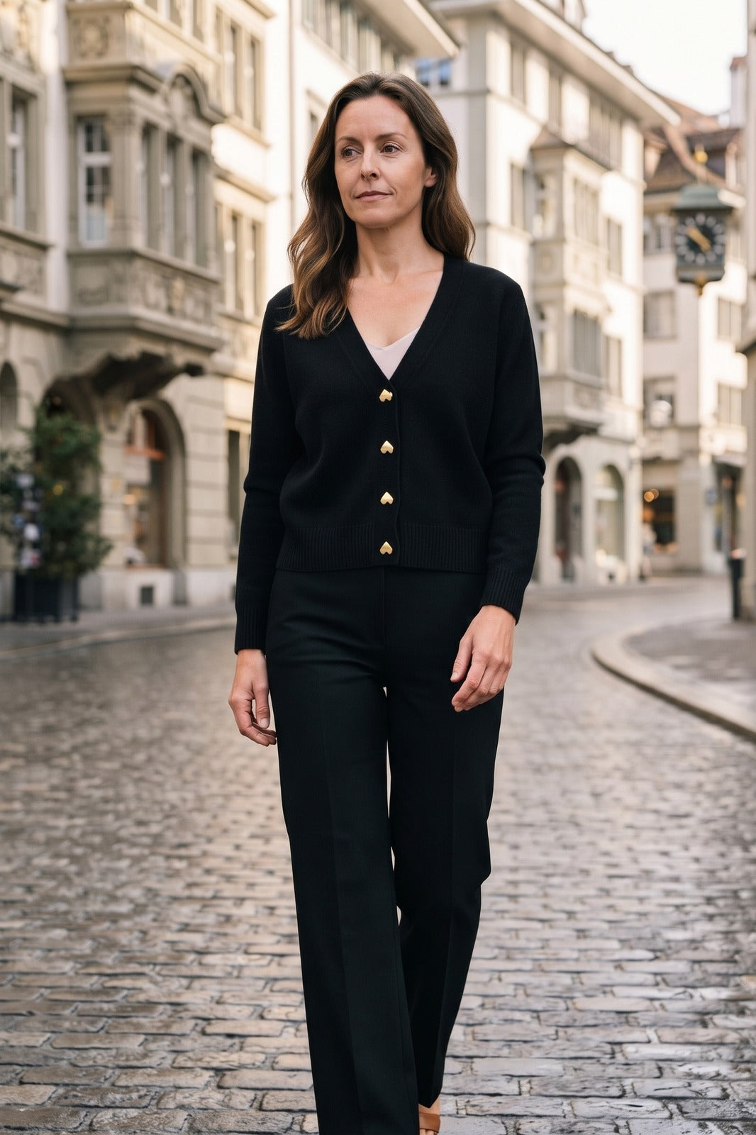 Damen Kurze Strickjacke | V-Ausschnitt — Black — lifestyle — am Modell