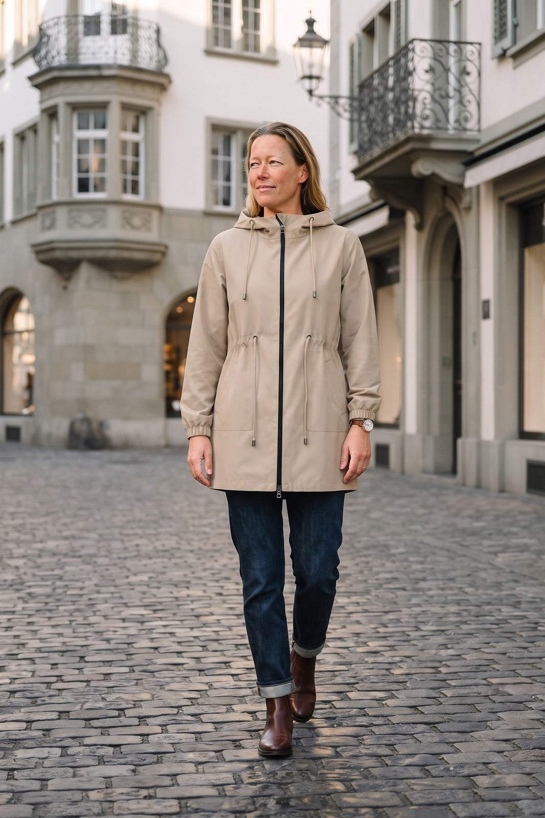 Damen Leichter Parka mit Kapuze | Casual — Beige — lifestyle — am Modell