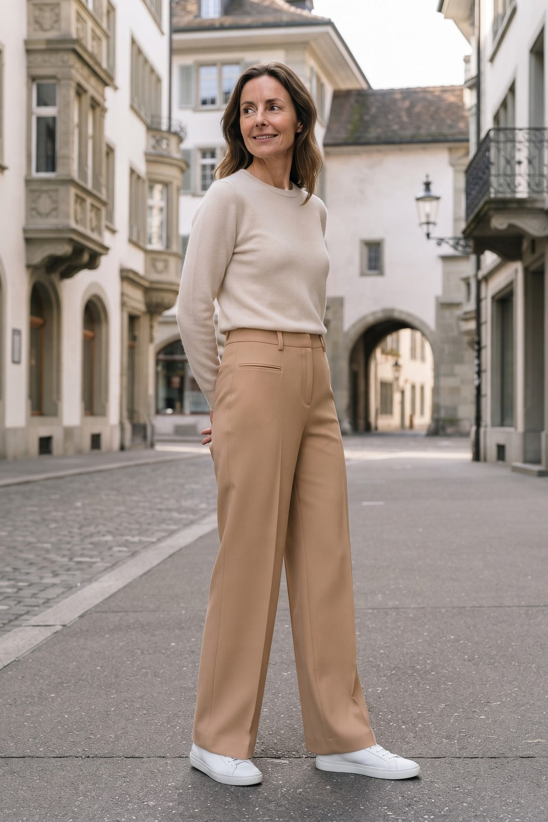 Damen Lockere Palazzohose | Bundfalten — Beige — lifestyle — am Modell