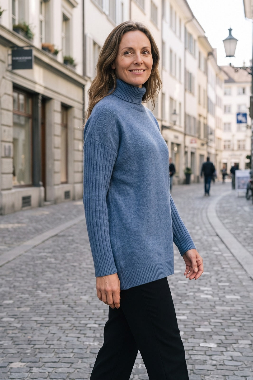 Damen Rollkragenpullover | High-Low-Saum — Blue — lifestyle — am Modell