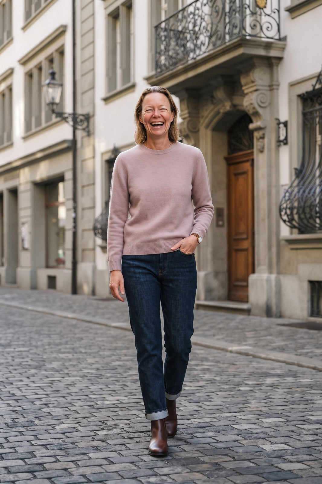 Damen Rundhalspullover | Runder Ausschnitt — Rosa — lifestyle — am Modell