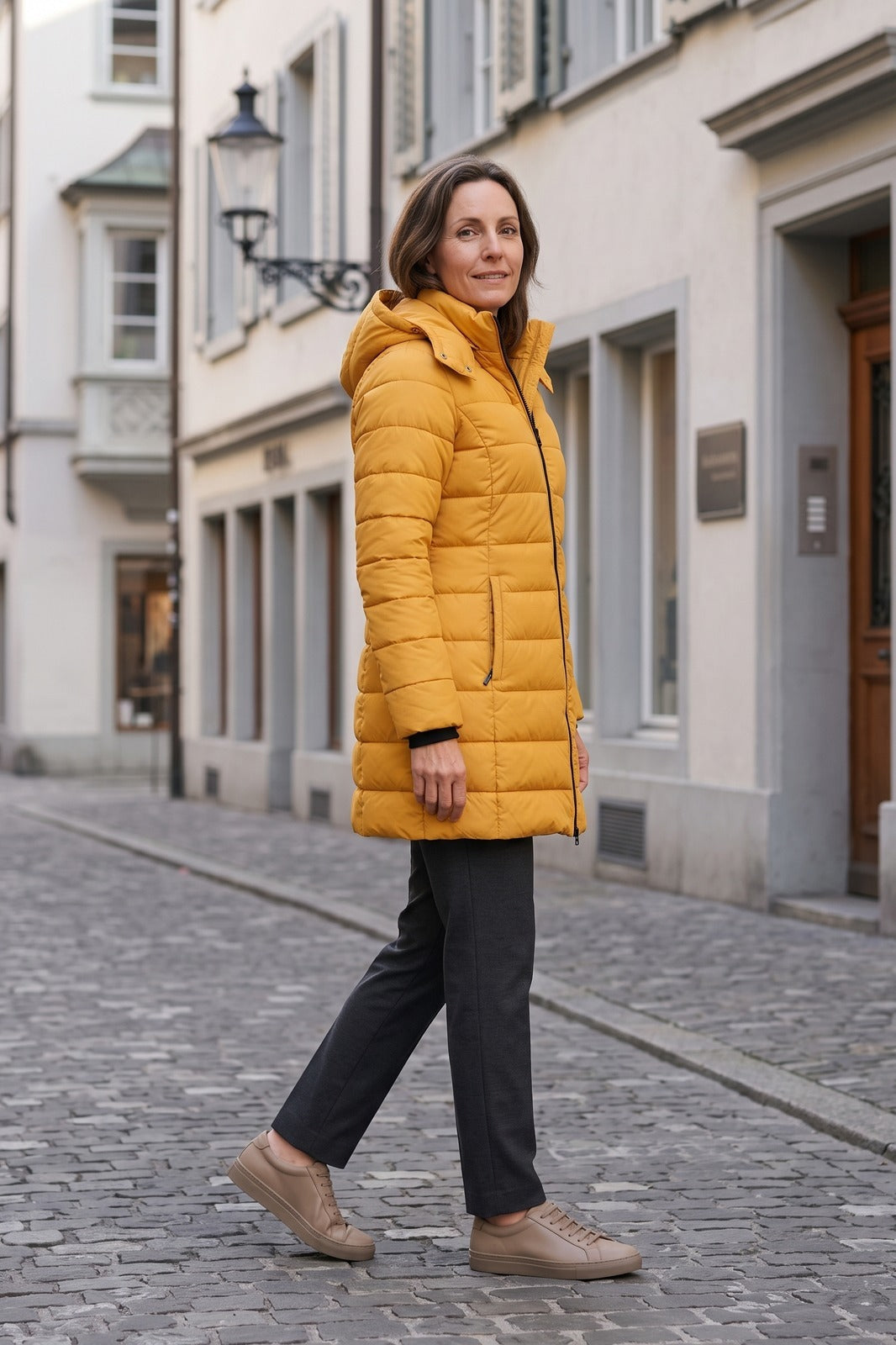 Damen Steppmantel mit Kapuze | Lang — Gelb — lifestyle — am Modell