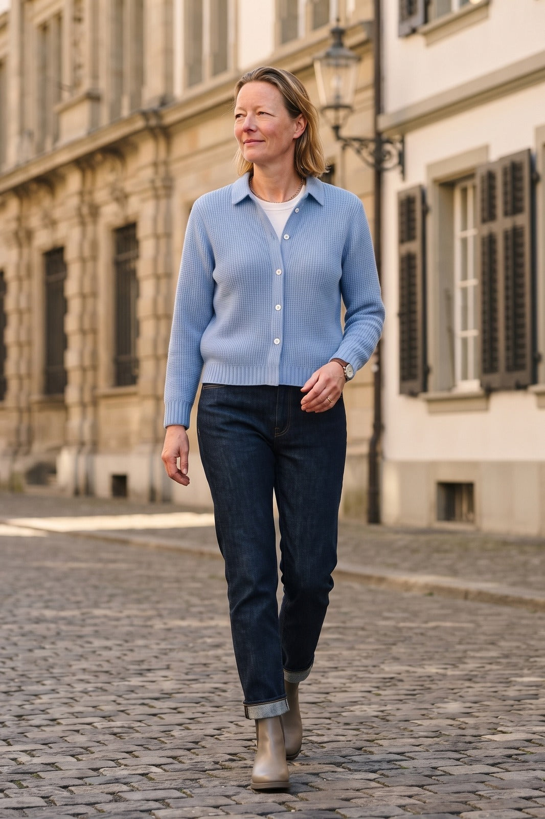 Damen Strickjacke | Lockere Passform — Blau — lifestyle — am Modell