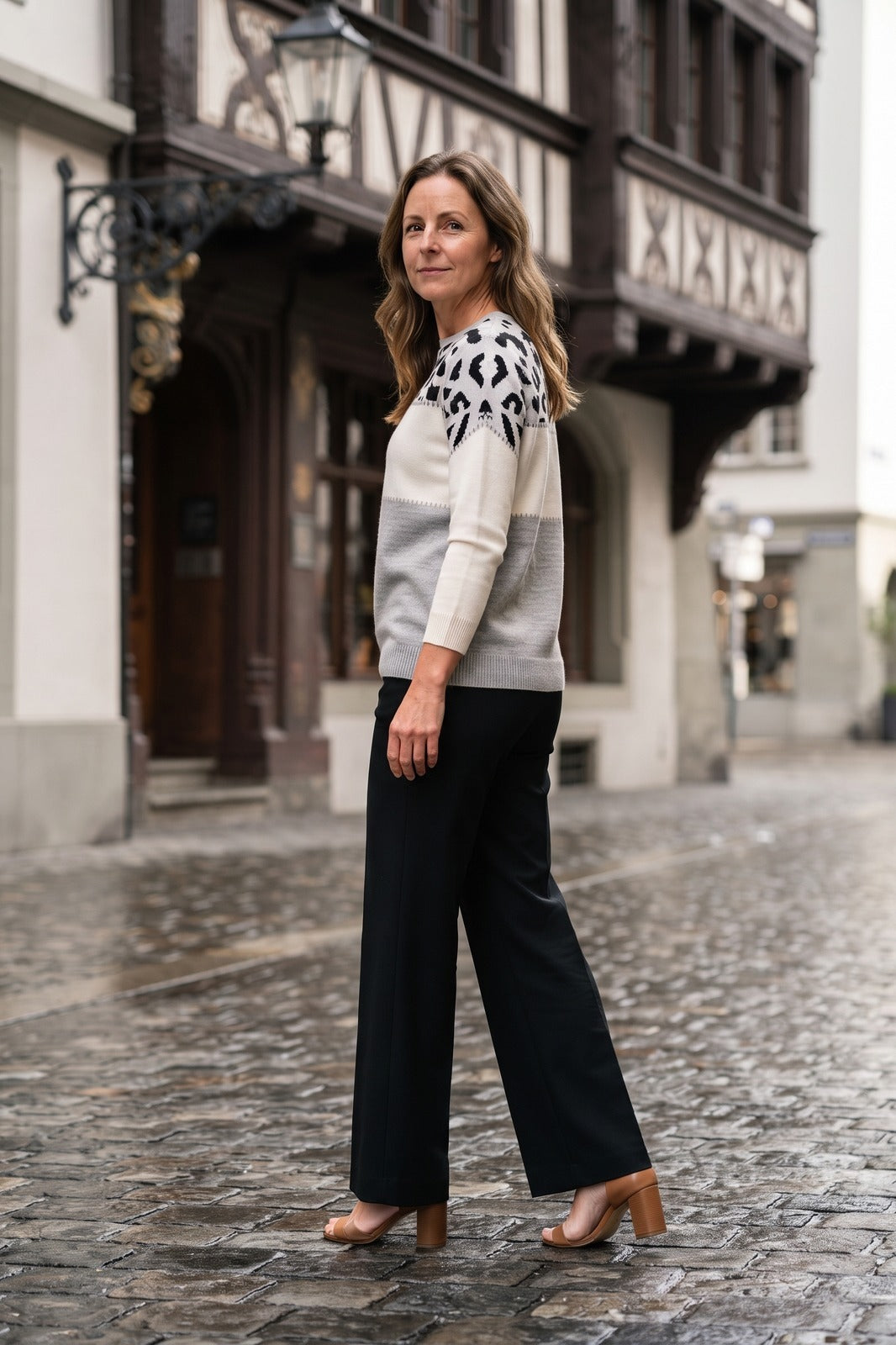Damen Strickpullover | Farbblock-Design — Grau — lifestyle — am Modell