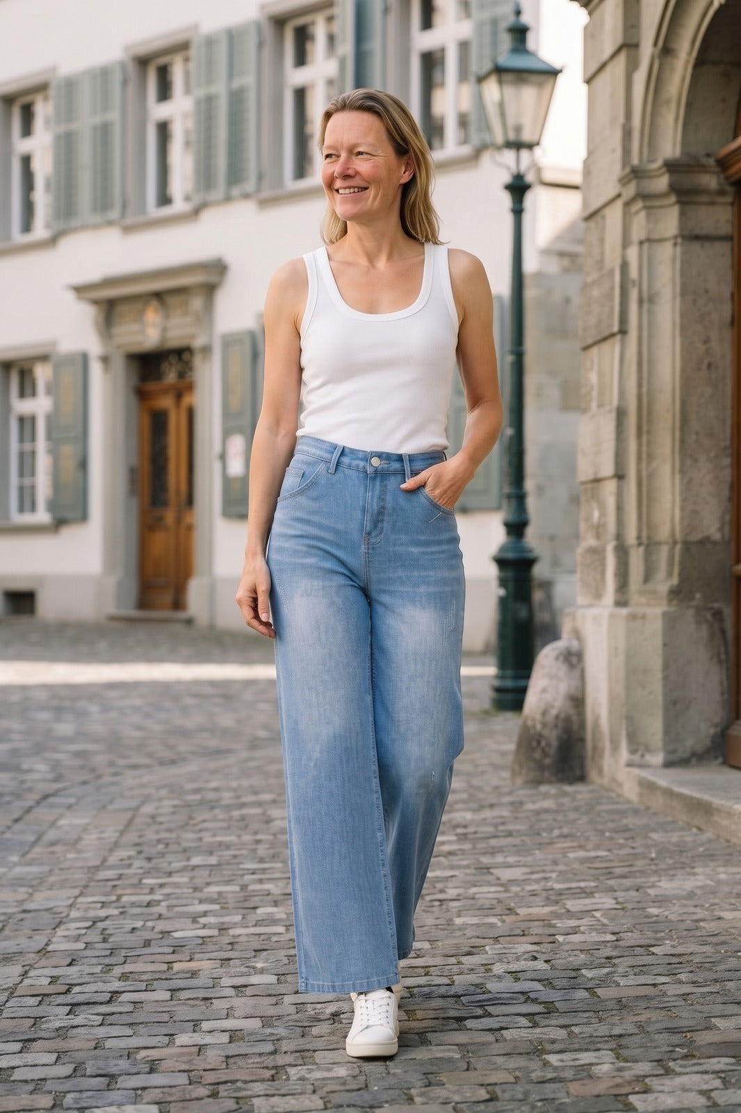 Damen Weite Jeans | High-Waist — Hellblau — lifestyle — am Modell