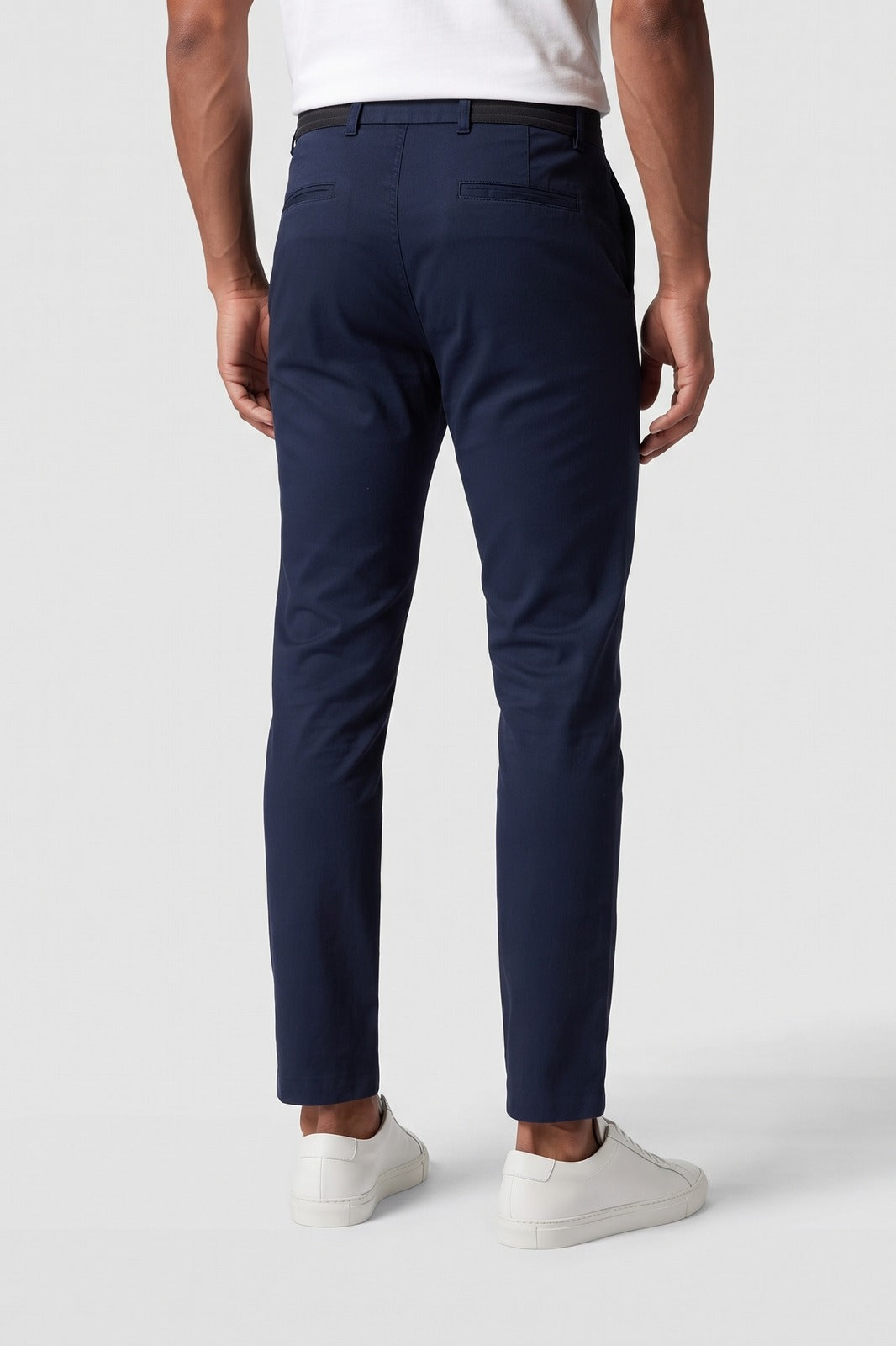 Herren Slim Chino-Hose | Knöchellang — Dunkelblau — Rückansicht — am Modell