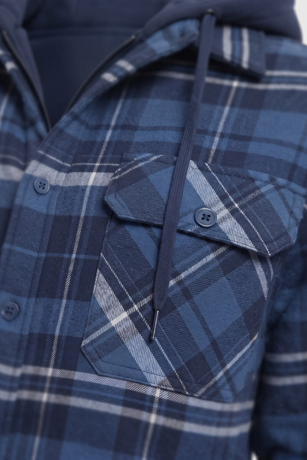 Herren Kariertes Hemdjacke | Mit Kapuze — Dunkelblau — Detailaufnahme — am Modell