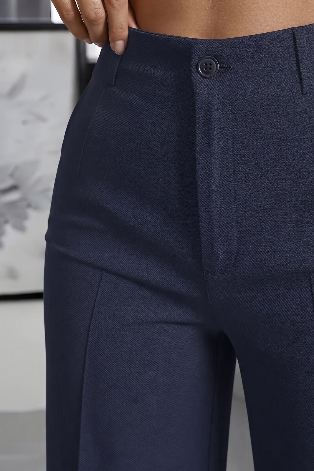 Damen Anzughose High Waist | Gerades Bein — Dunkelblau — Detailaufnahme — am Modell