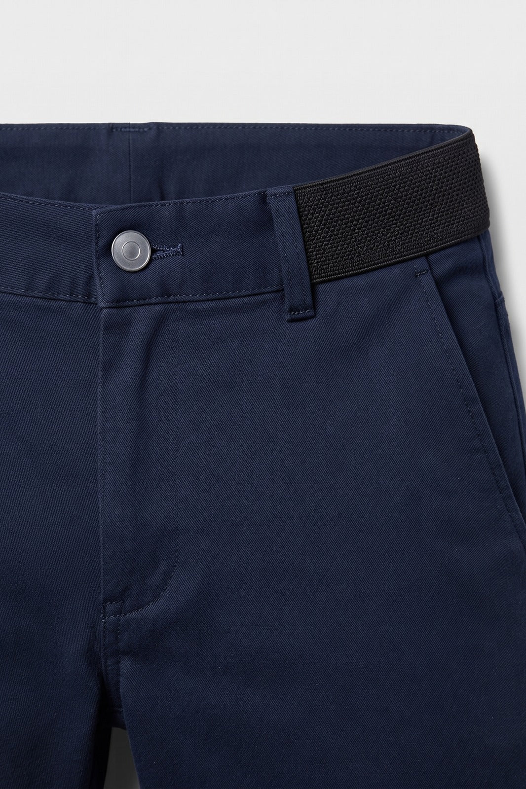 Herren Slim Chino-Hose | Knöchellang — Dunkelblau — Detailaufnahme — am Modell