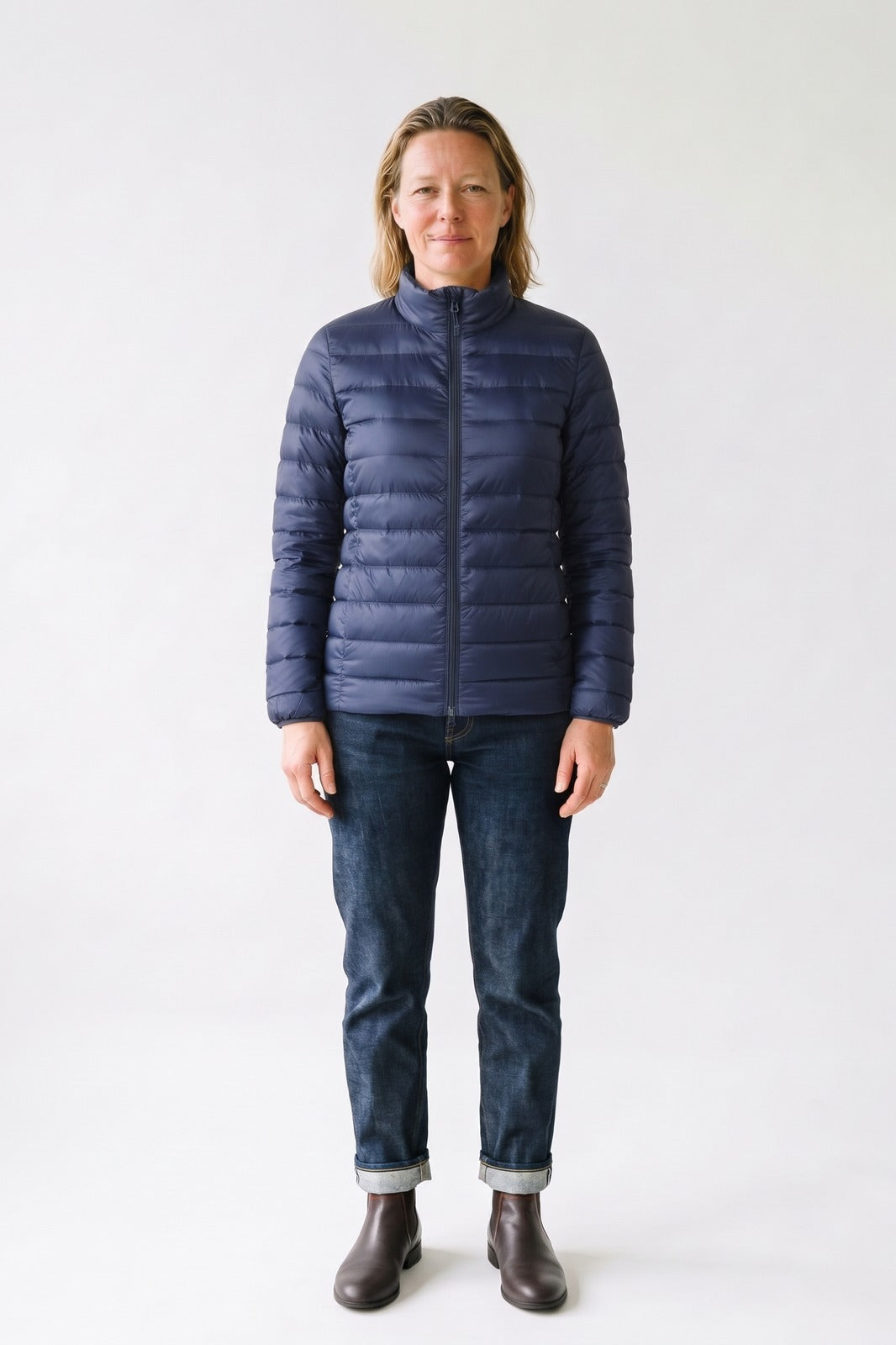 Damen Steppjacke | Schmale Passform — Dunkelblau — Vorderansicht — am Modell