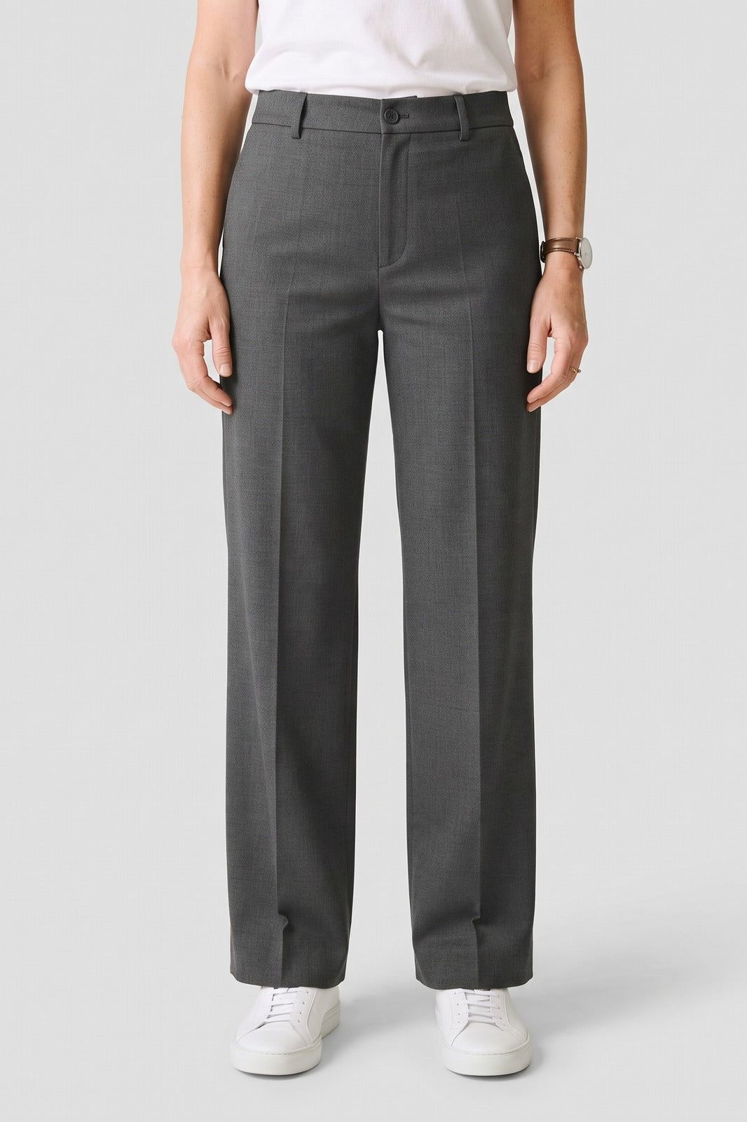 Damen Elegante Stoffhose | Gerades Bein — Dunkelgrau — Vorderansicht — am Modell