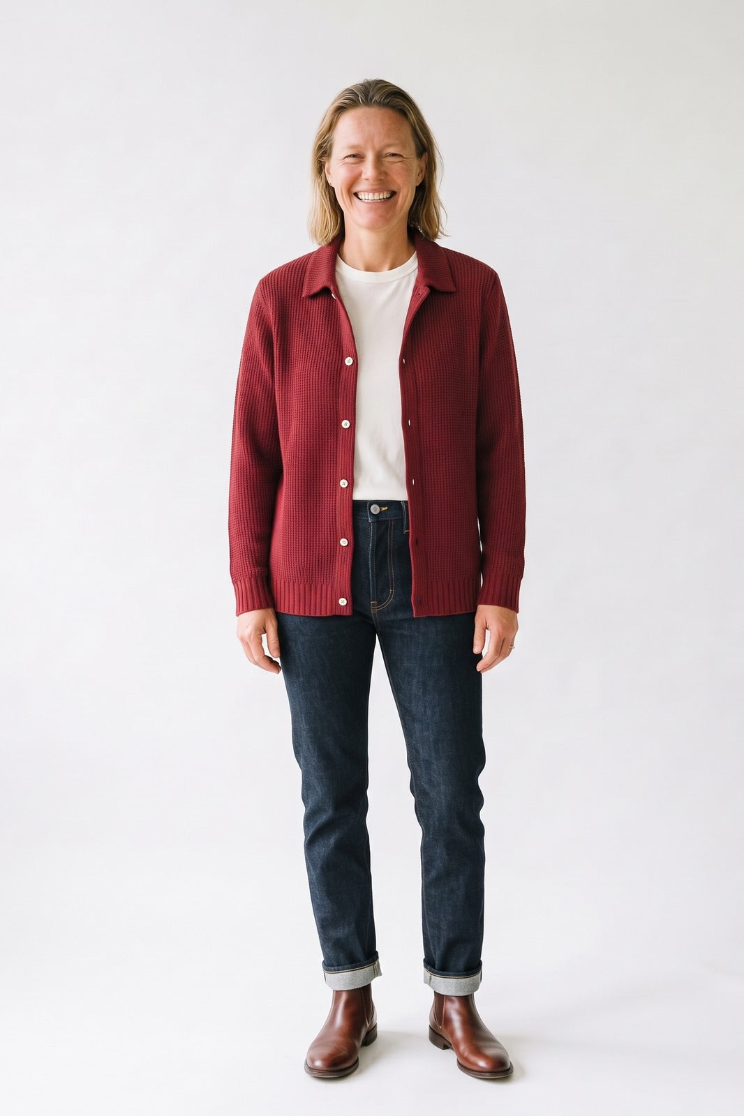 Damen Strickjacke | Lockere Passform — Dunkelrot — Vorderansicht — am Modell