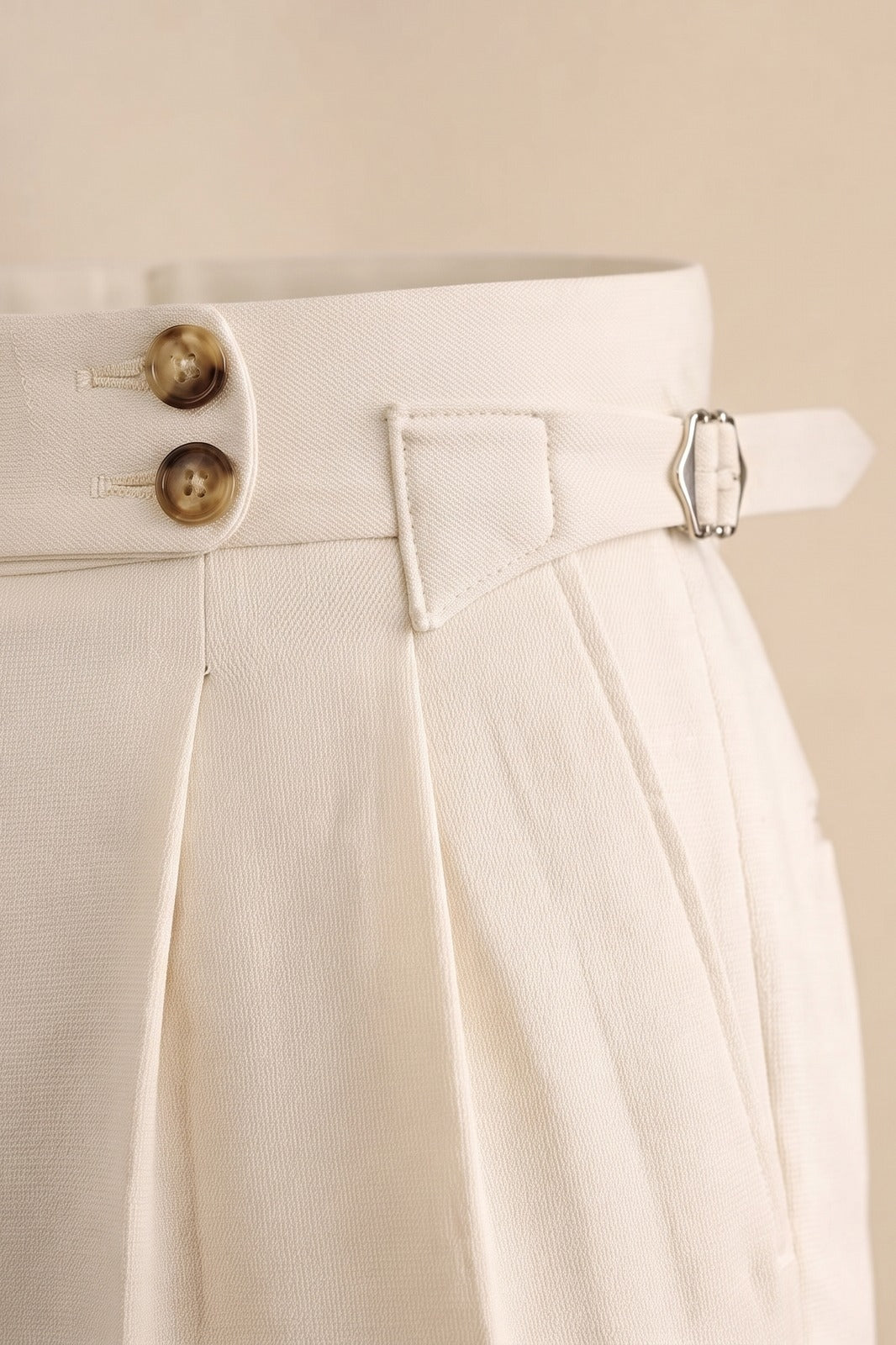 Herren Anzughose | Schnalle & Umschlag — Ecru — Detailaufnahme — am Modell