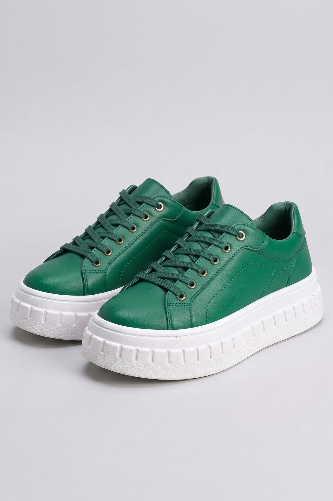 Damen Plateau-Sneaker | Schnürung — Grün — shoe_main — am Modell