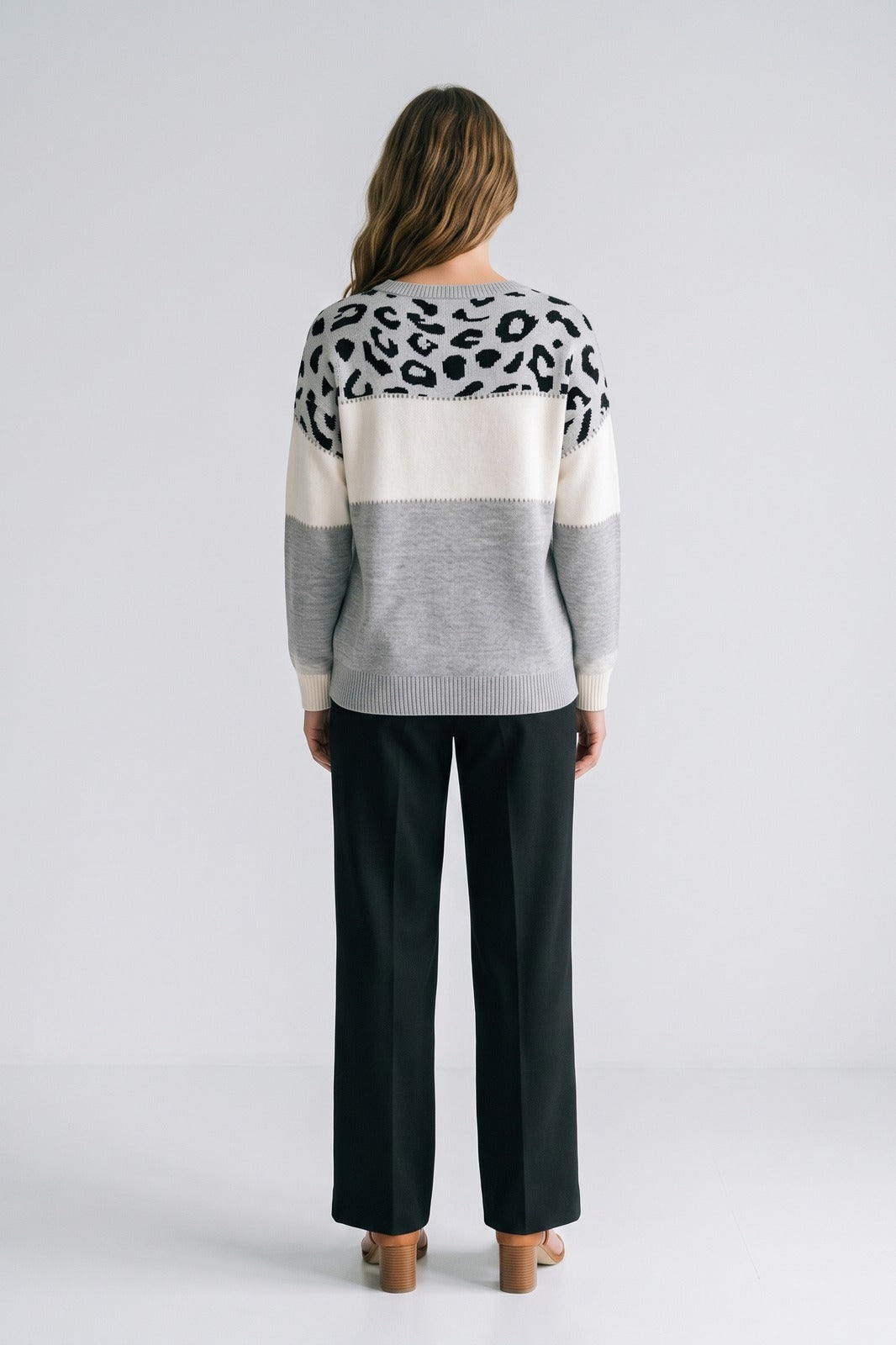 Damen Strickpullover | Farbblock-Design — Grau — Rückansicht — am Modell