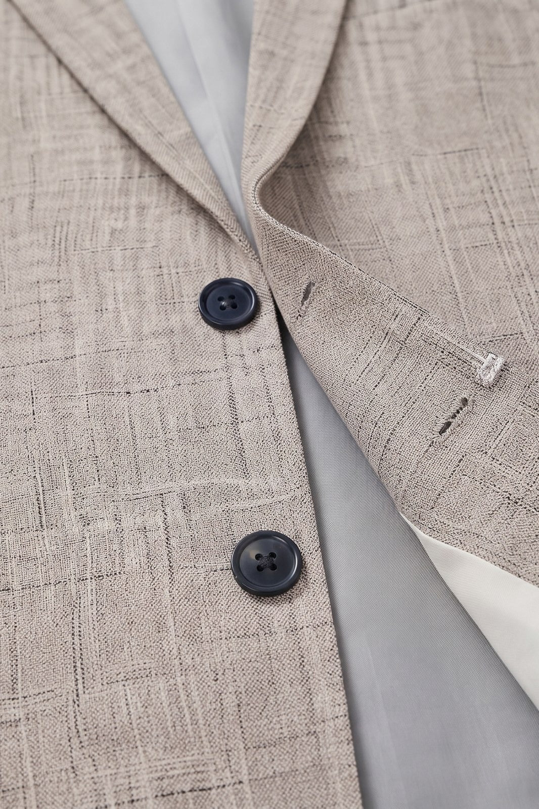 Herren Klassisches Sakko | Zweiknopf — Grau — Detailaufnahme — am Modell