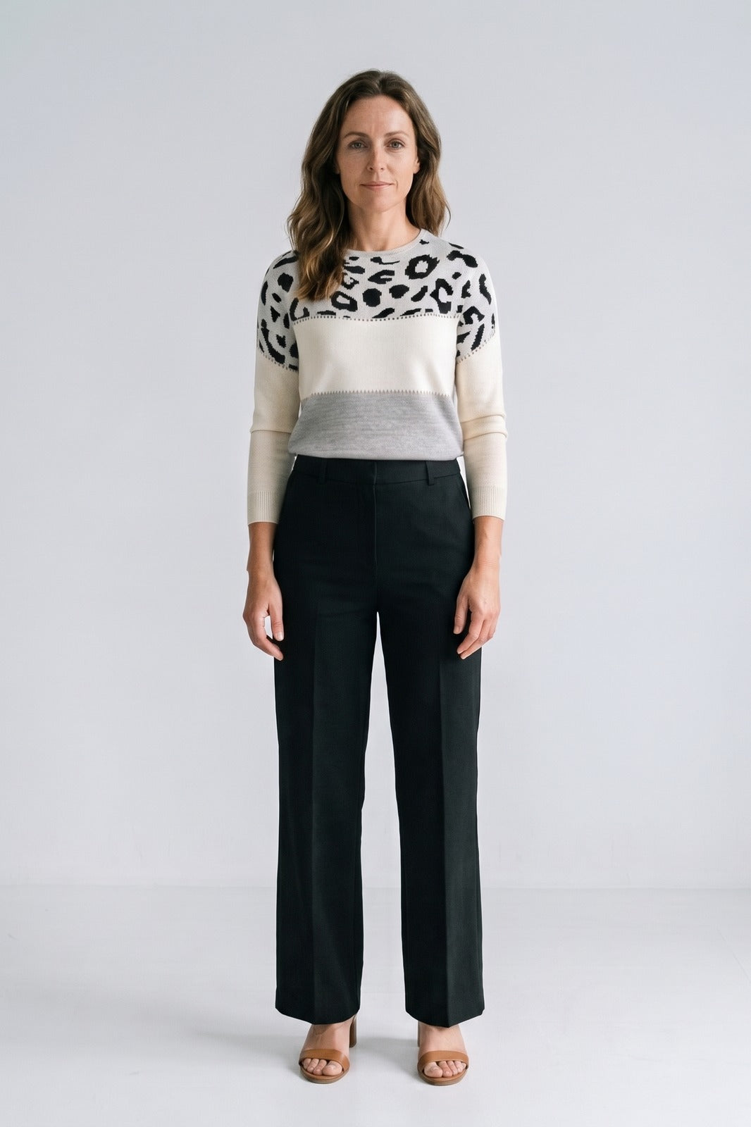 Damen Strickpullover | Farbblock-Design — Grau — Vorderansicht — am Modell
