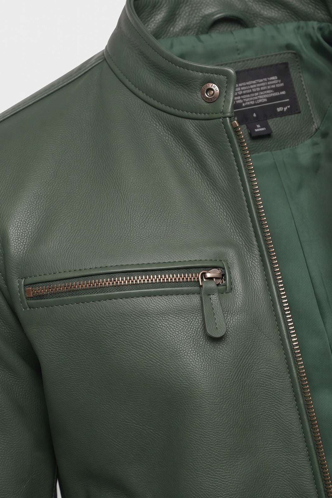 Herren Bikerjacke | Stehkragen — Grün — Detailaufnahme — am Modell