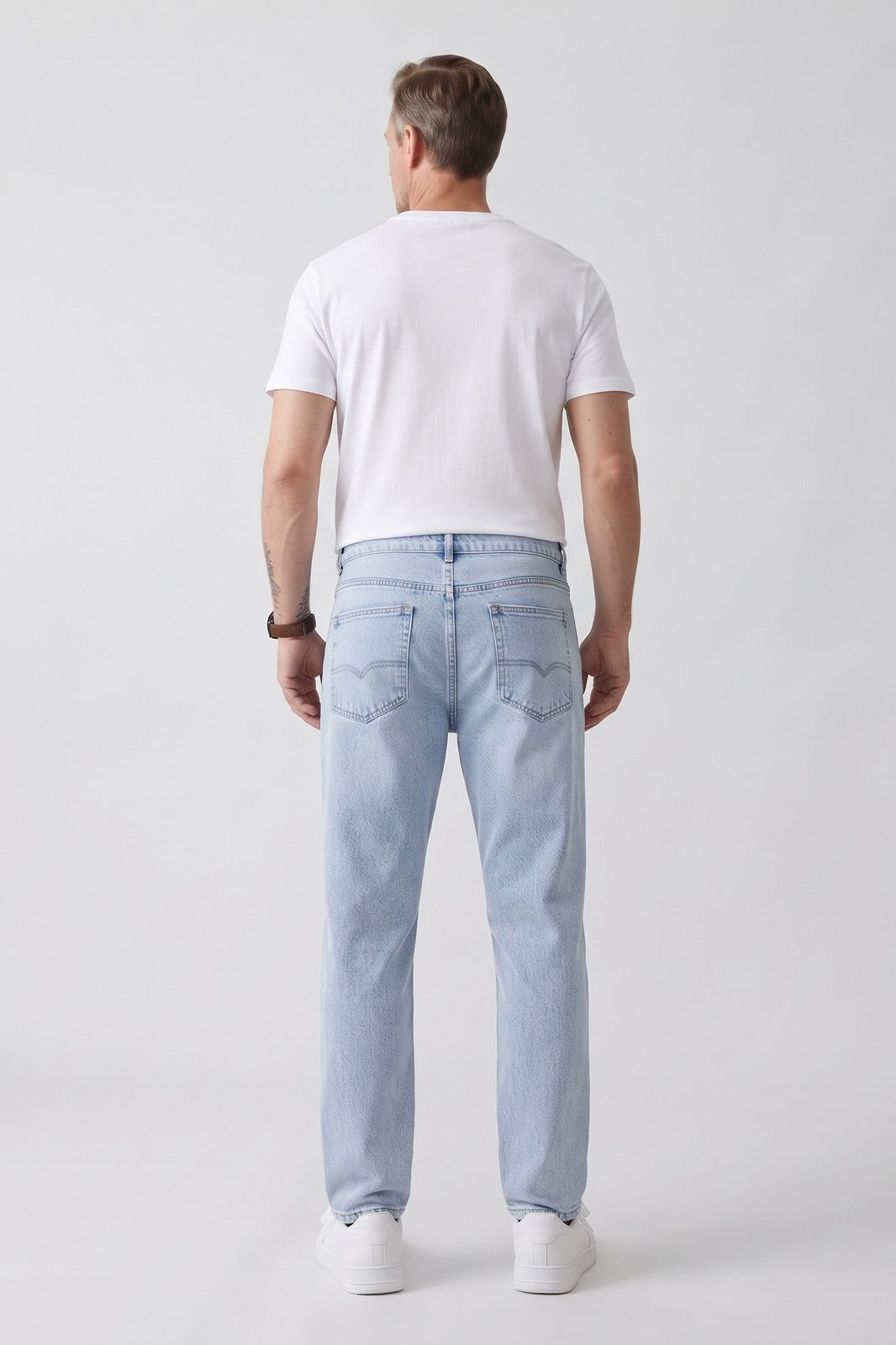 Herren Gerade Jeans | Lockere Passform — Hellblau — Rückansicht — am Modell