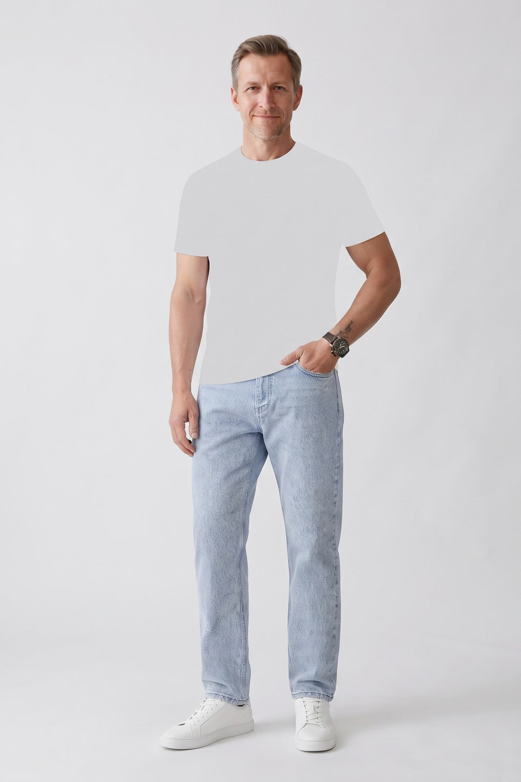 Herren Gerade Jeans | Lockere Passform — Hellblau — Vorderansicht — am Modell
