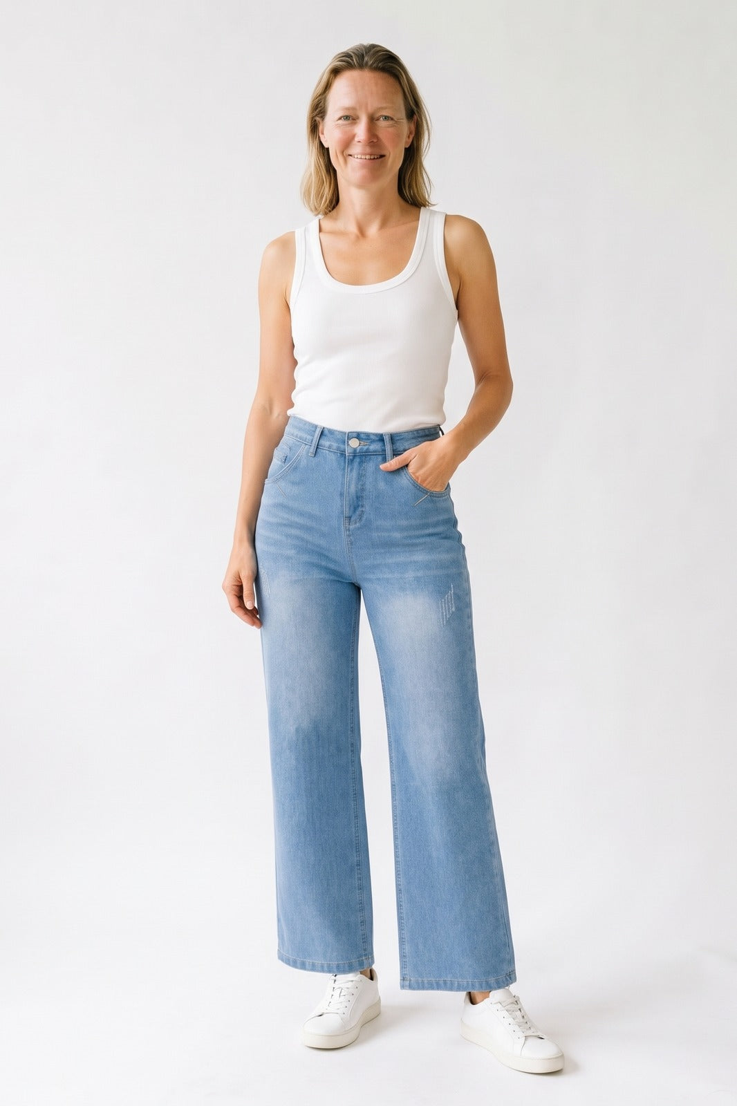 Damen Weite Jeans | High-Waist — Hellblau — Vorderansicht — am Modell