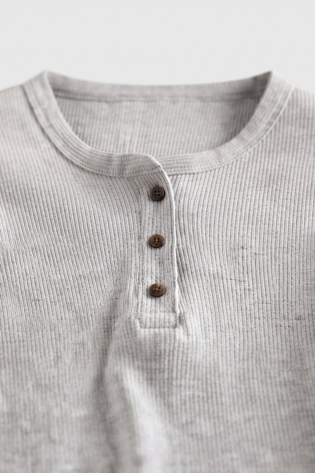Herren Henley-Shirt | Knopfleiste — Hellgrau — Detailaufnahme — am Modell
