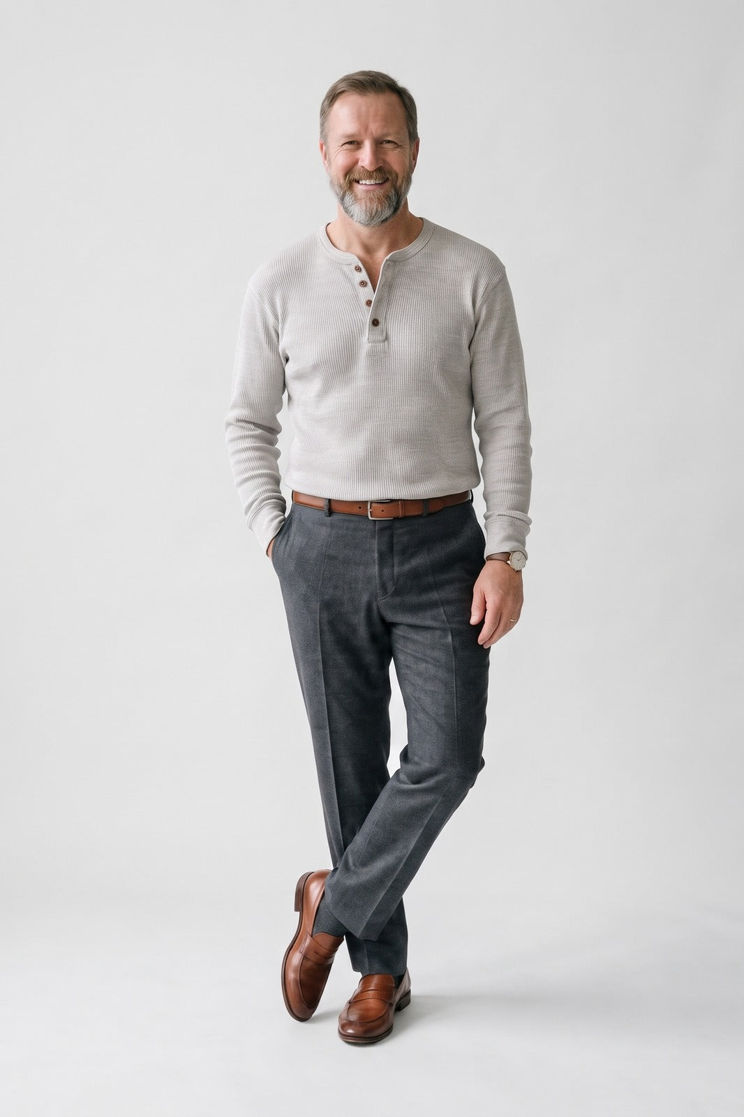 Herren Henley-Shirt | Knopfleiste — Hellgrau — Vorderansicht — am Modell