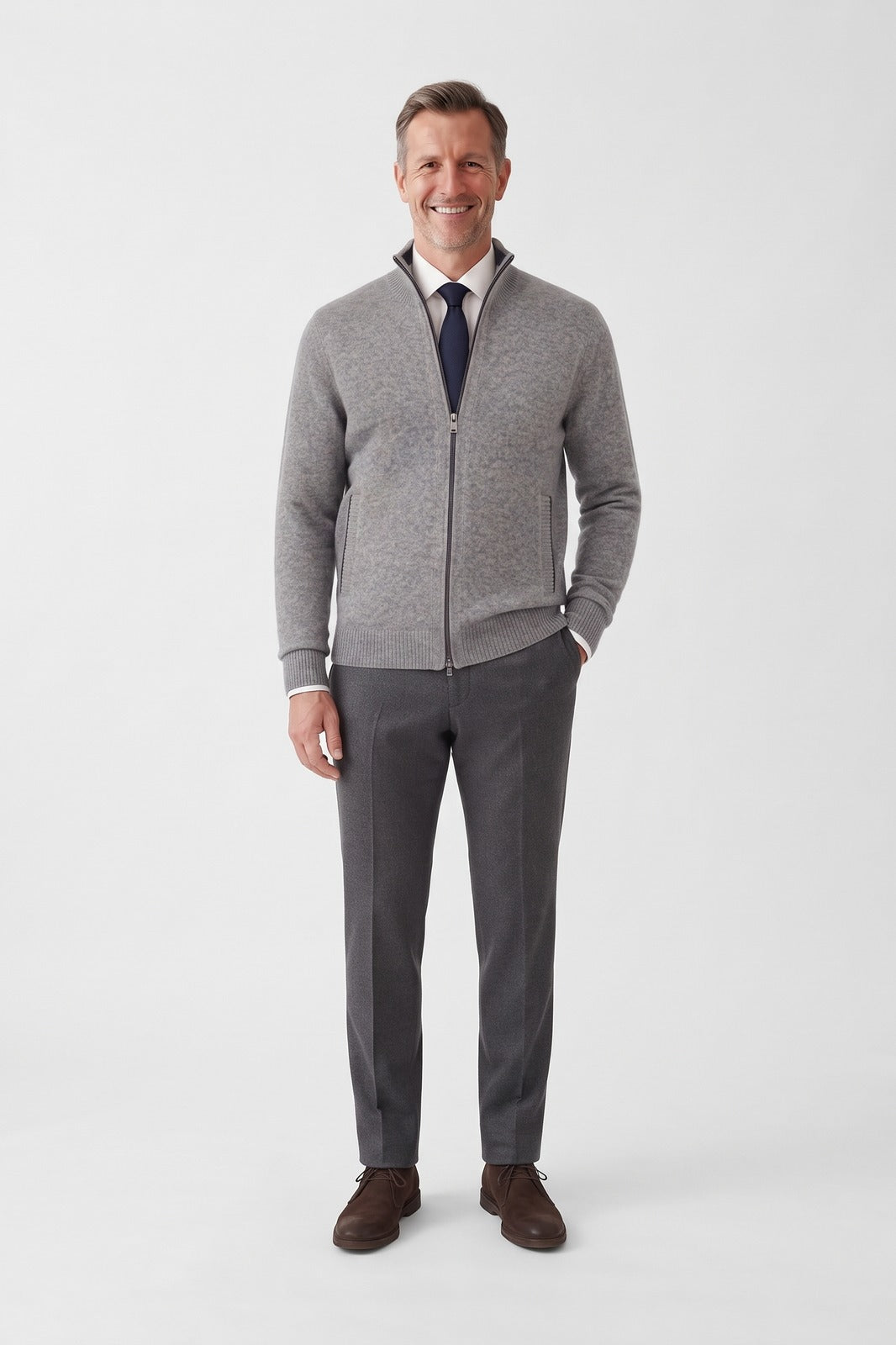 Herren Strickjacke | Stehkragen — Hellgrau — Vorderansicht — am Modell