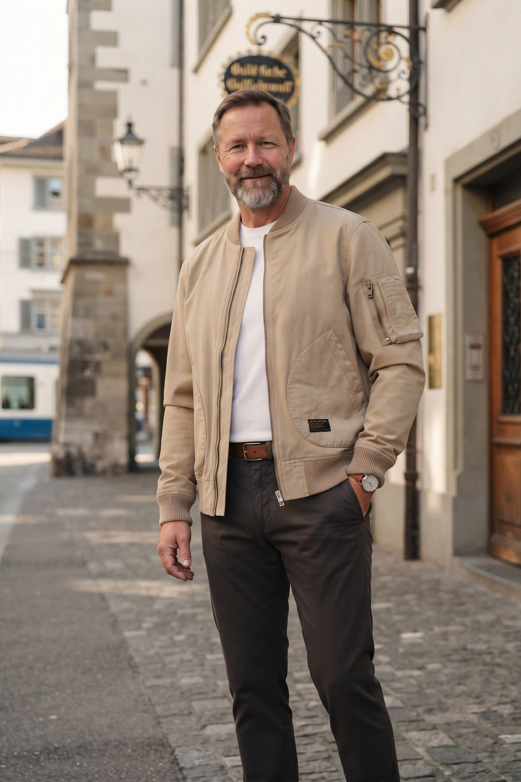 Herren Bomberjacke mit Stehkragen | Casual — Beige — lifestyle — am Modell
