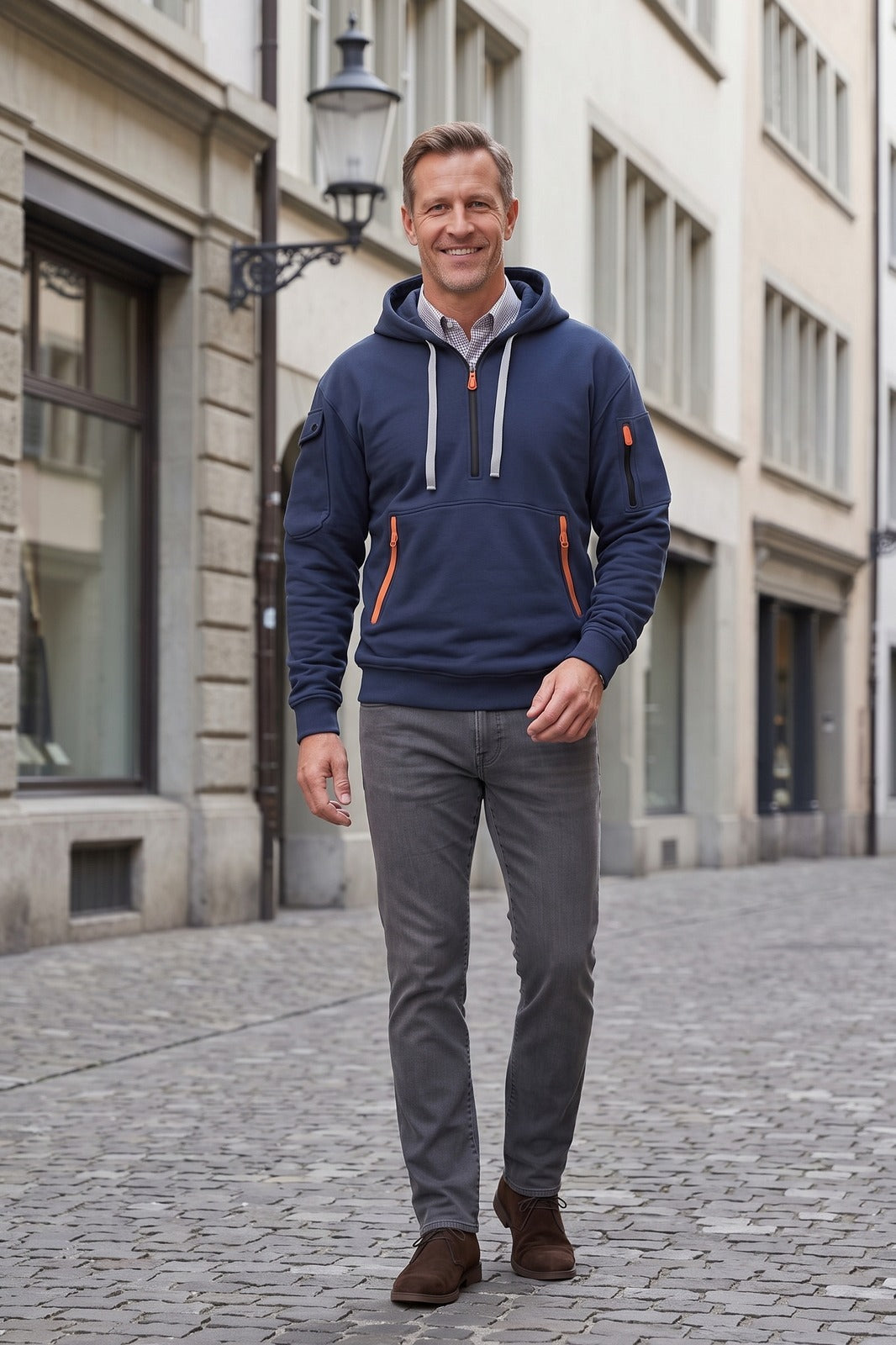 Herren Kapuzenhoodie | Taschen — Dunkelblau — lifestyle — am Modell